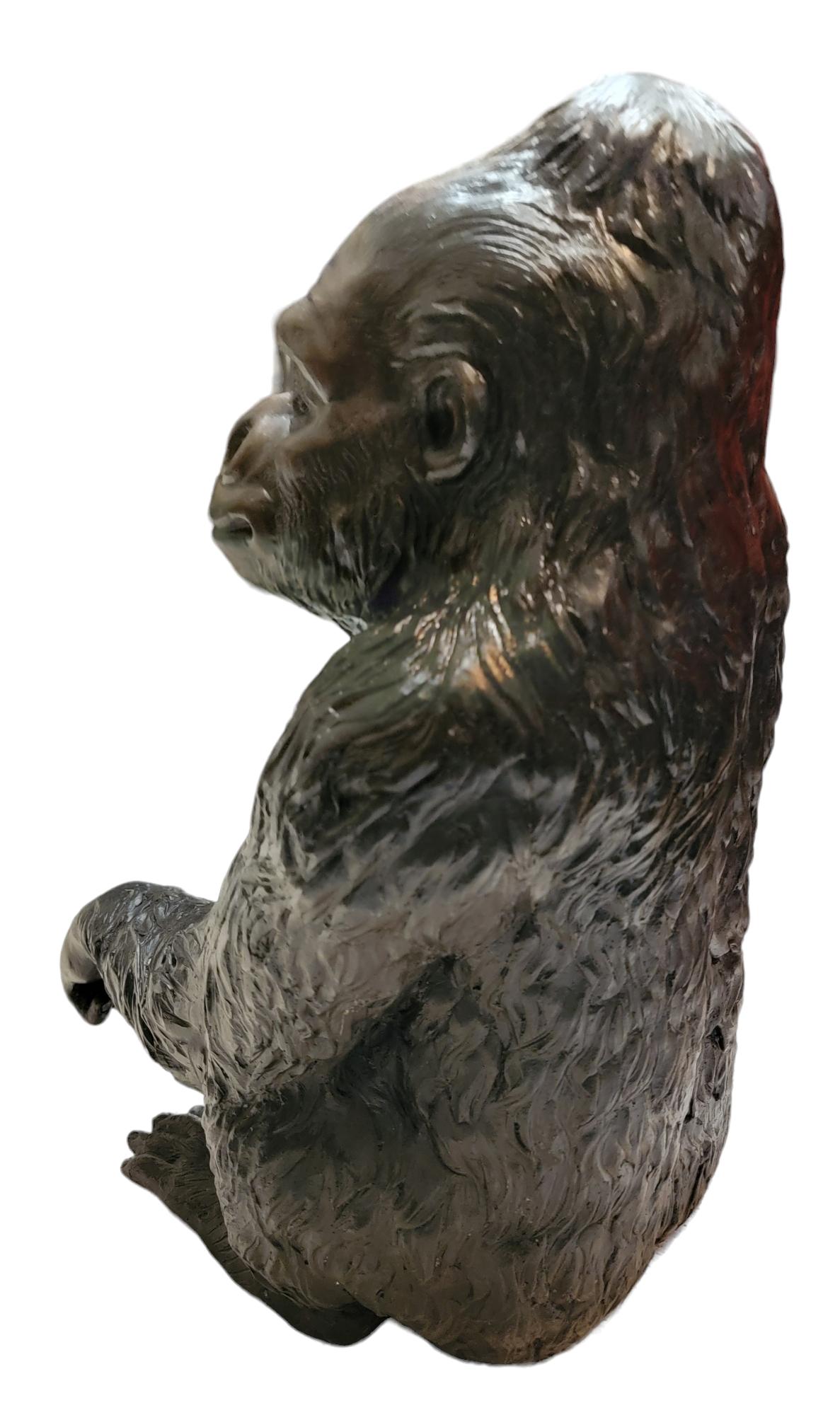 Estatua vintage de bronce de un gorila sentado siglo XX en venta
