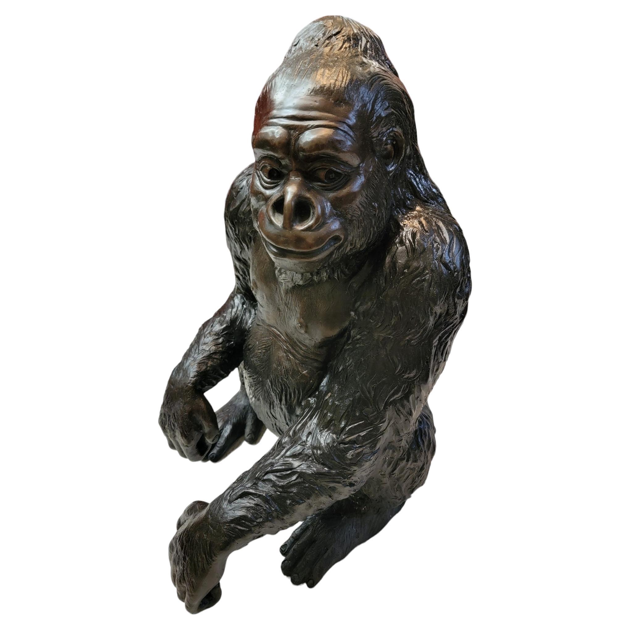 Estatua vintage de bronce de un gorila sentado