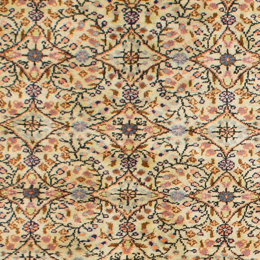 Die Stadt Sivas in der Zentraltürkei ist die östlichste teppichproduzierende Stadt des Landes.  Die hier gewebten Teppiche weisen in der Regel Muster auf, die sich an denen traditioneller persischer Teppiche orientieren.  Diese Teppiche werden mit