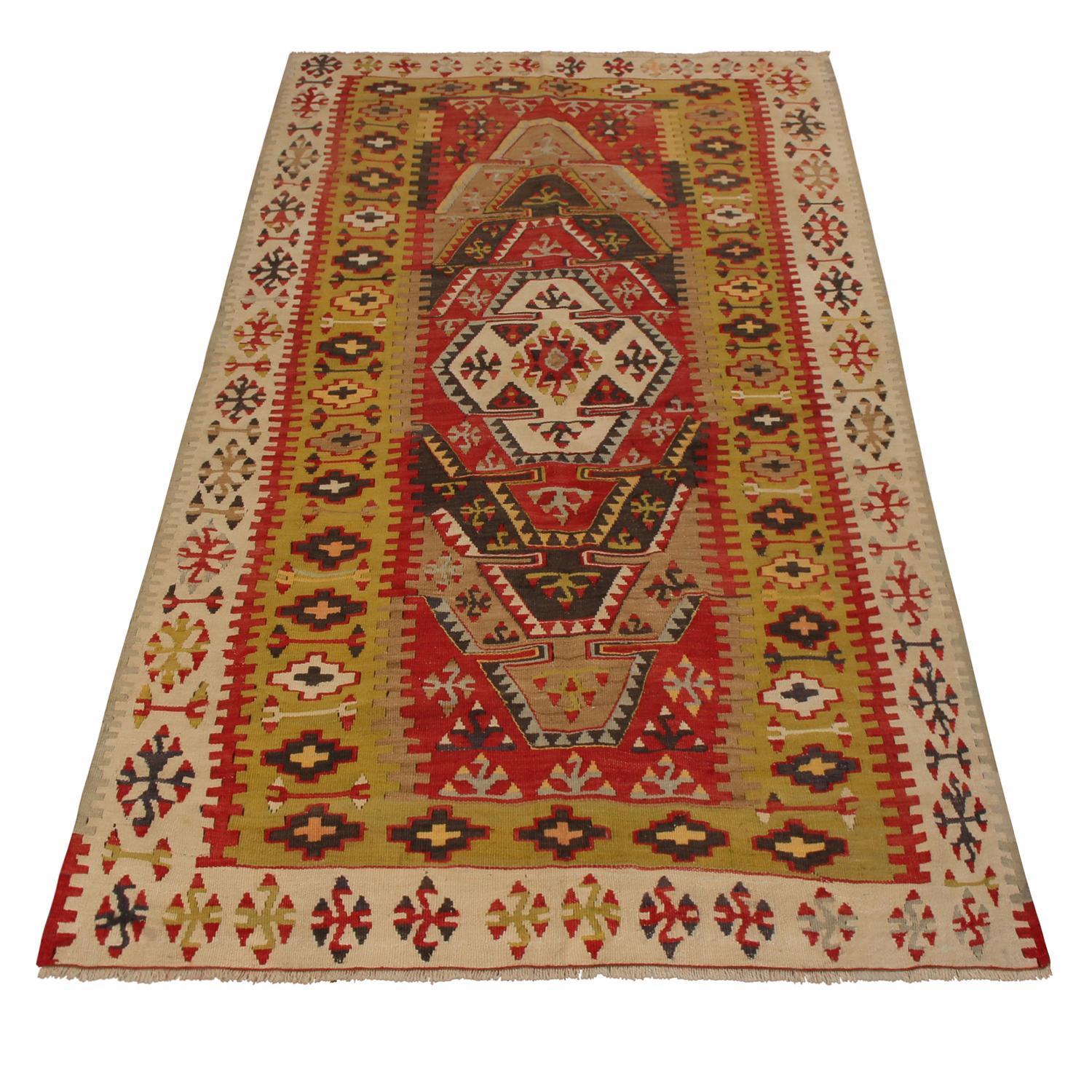 Dieser aus der Türkei stammende Kilim aus Sivas-Wolle, der zwischen 1940 und 1950 hergestellt wurde, weicht in seiner Teppichfamilie von den traditionellen Farbgebungen ab und zeigt einen helleren Hintergrund in cremefarbenen Tönen, der durch die