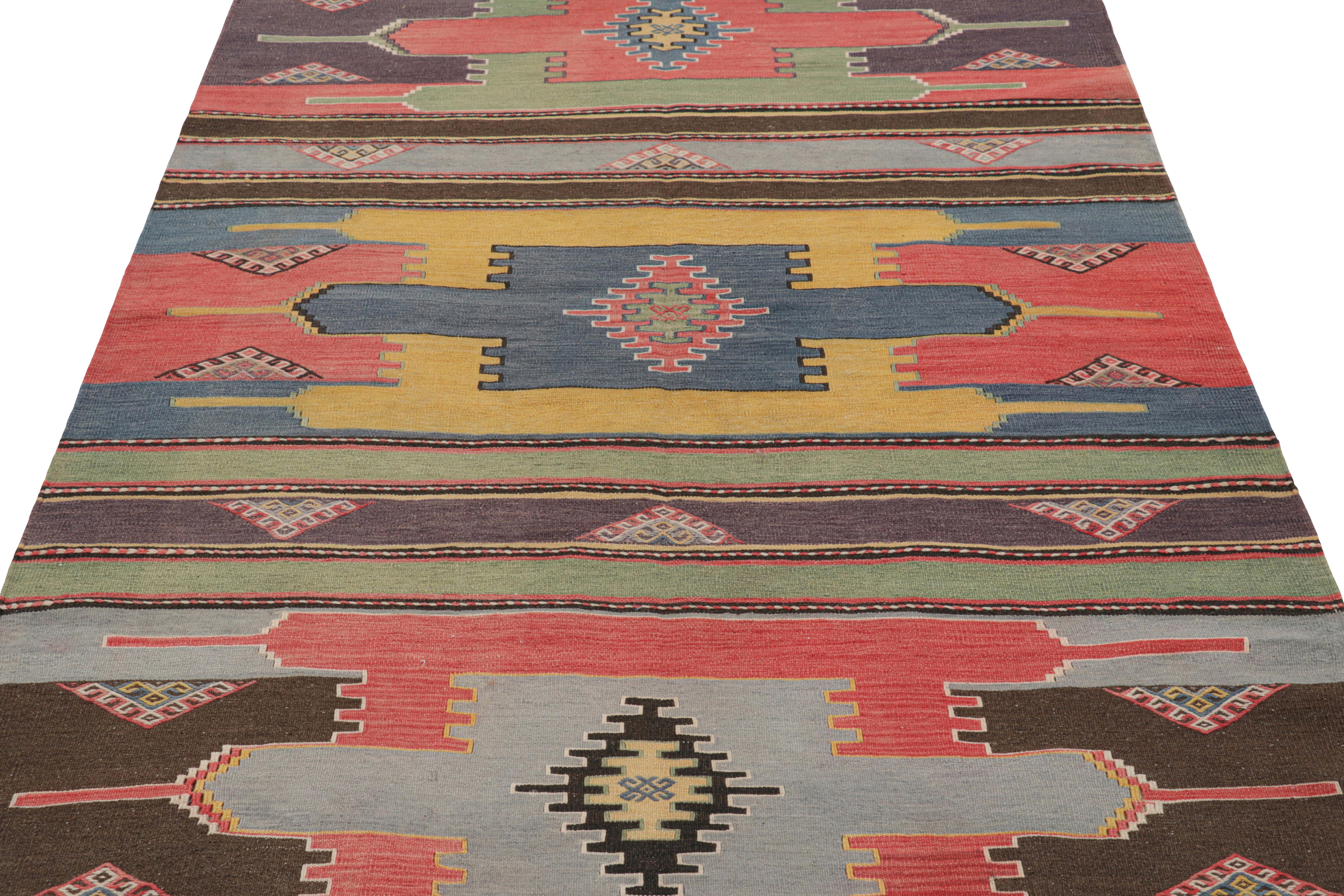 Tessuto a mano in lana e proveniente dalla Turchia, intorno al 1950-1960, questo tappeto vintage Sivas Kilim 5x8 è una nuova ed entusiasmante selezione di Rug & Kilim. 

Sul design:

Gli ammiratori dell'artigianato apprezzeranno in particolare la