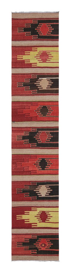 Tapis Kilim vintage Sivas en laine rouge et marron, touches de rose et de bleu par Rug & Kilim