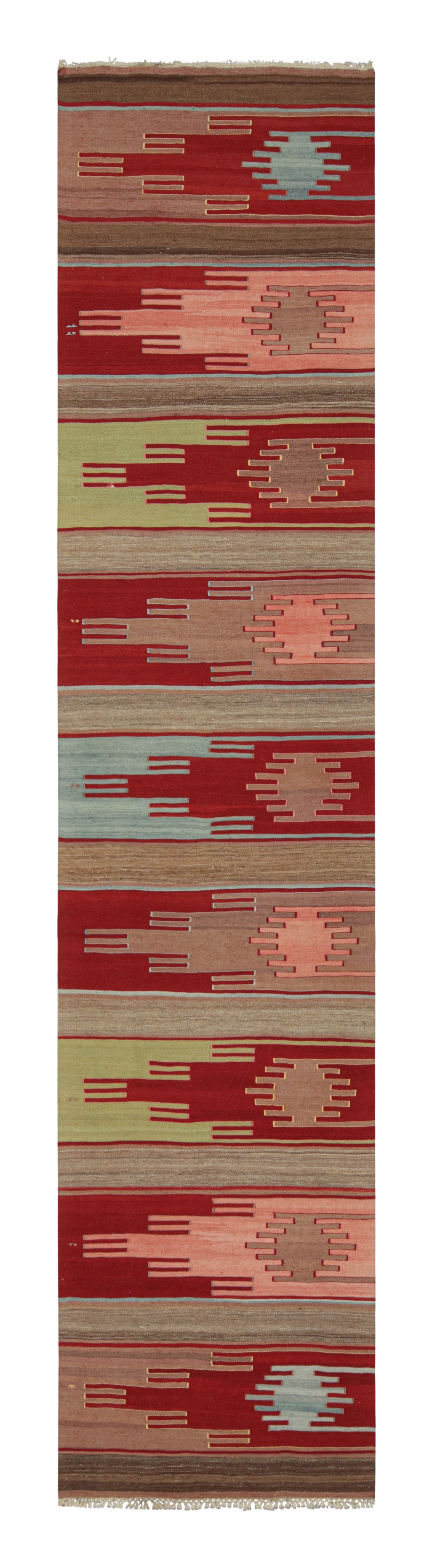 Tappeto vintage Sivas Kilim in lana rossa e verde con accenti rosa e blu di Rug & Kilim