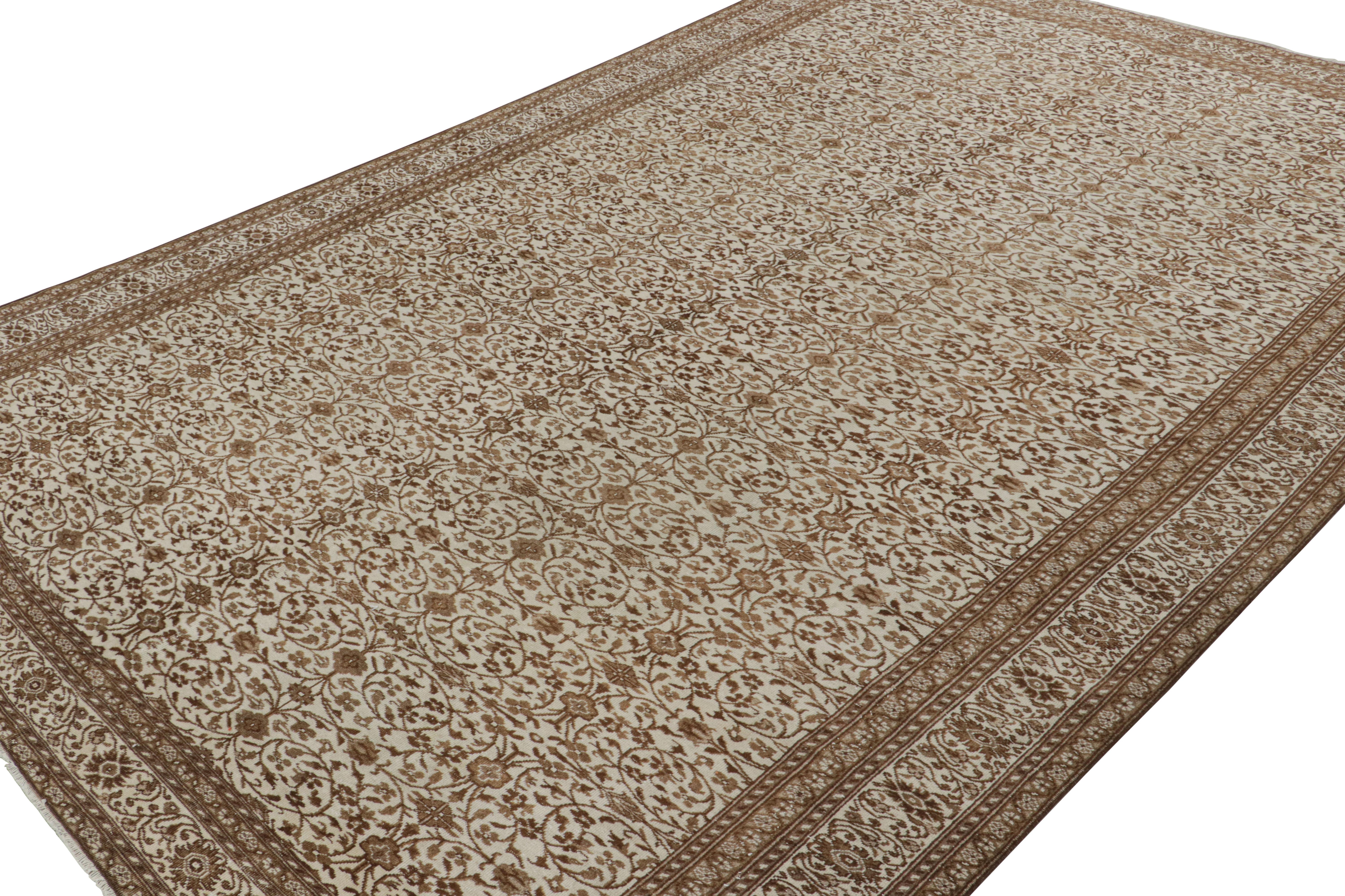 Dieser 8x12 große, handgeknüpfte Sivas-Teppich aus Wolle (ca. 1950-1960) weist komplizierte Herati-Muster in satten Brauntönen auf, die sich über die gesamte beigefarbene Oberfläche erstrecken und weiße Akzente aufweisen. 

Über das Design: 

Die