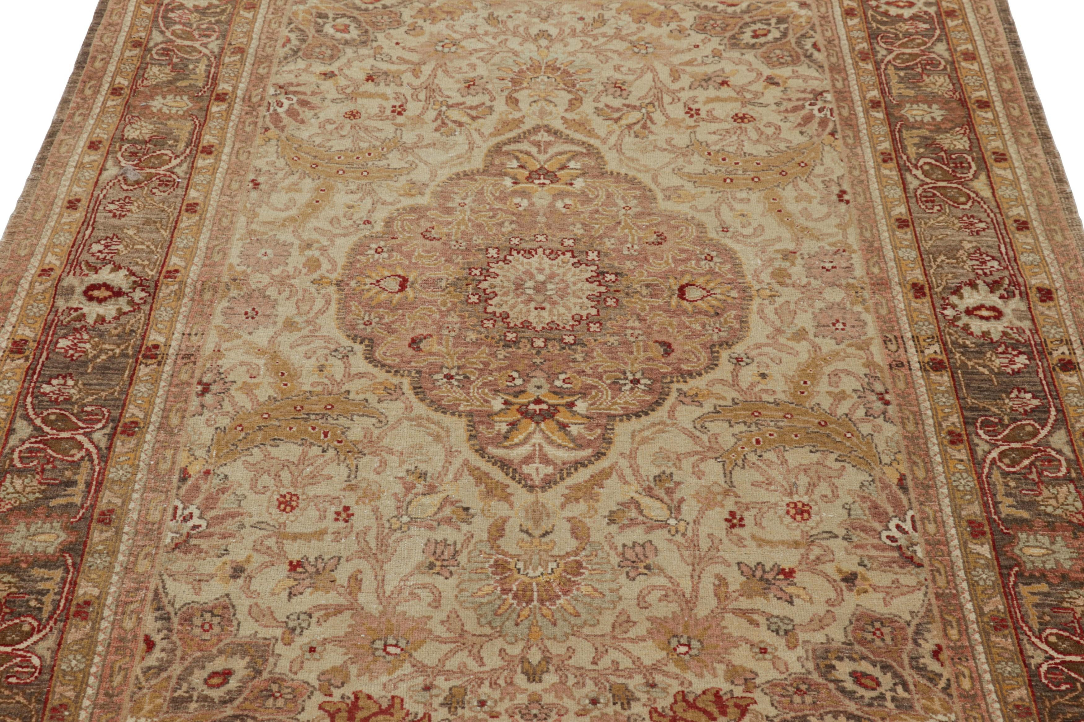 Dieser Sivas-Teppich im Format 5x7 aus handgeknüpfter Wolle stammt aus der Türkei (ca. 1930-1940) und ist eine reichhaltige, neue, halb-antike Kuration aus den Kollektionen von Rug & Kilim mit dieser berühmten Webprovenienz. 

Über das Design:

Ein