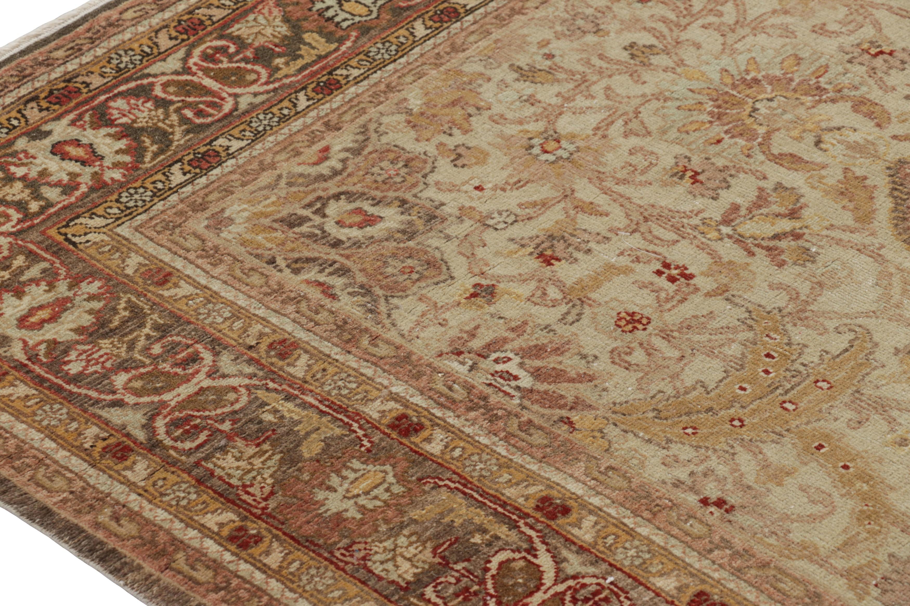 Vintage-Teppich Sivas in Creme und Gold mit Blumenmedaillon - Rug & Kilim (Türkisch) im Angebot