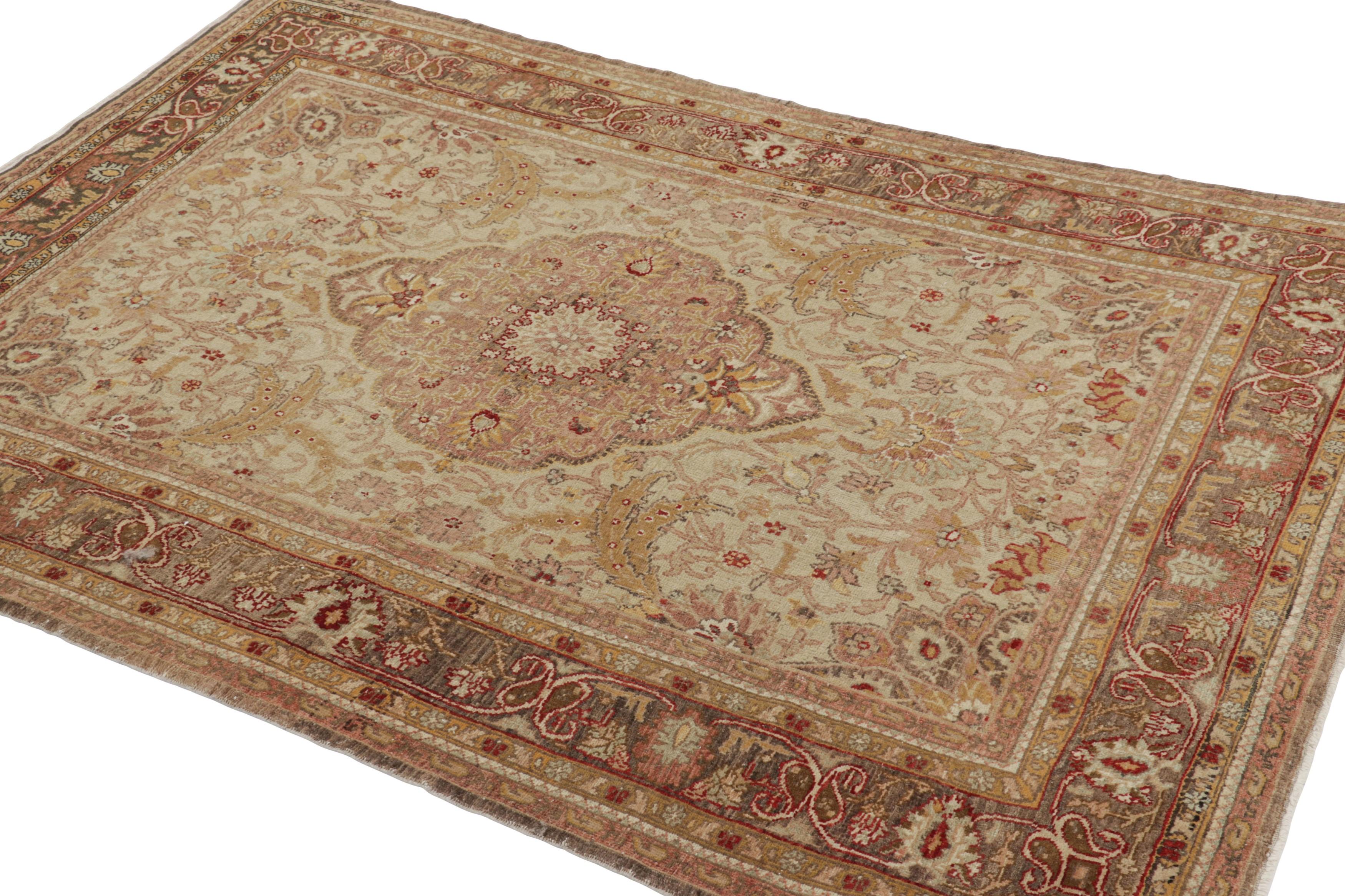 Vintage-Teppich Sivas in Creme und Gold mit Blumenmedaillon - Rug & Kilim (Handgeknüpft) im Angebot