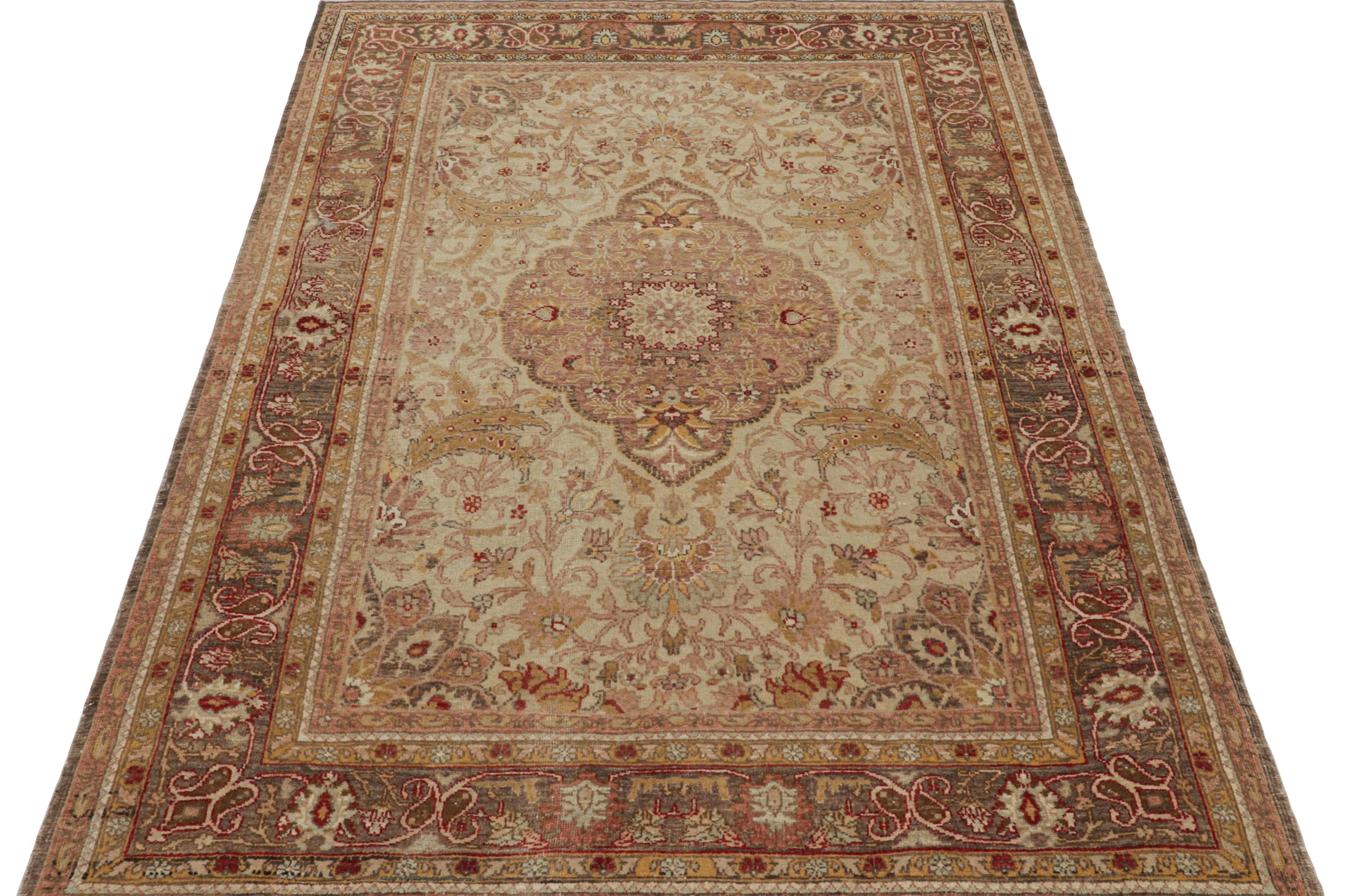 Vintage-Teppich Sivas in Creme und Gold mit Blumenmedaillon - Rug & Kilim im Zustand „Gut“ im Angebot in Long Island City, NY