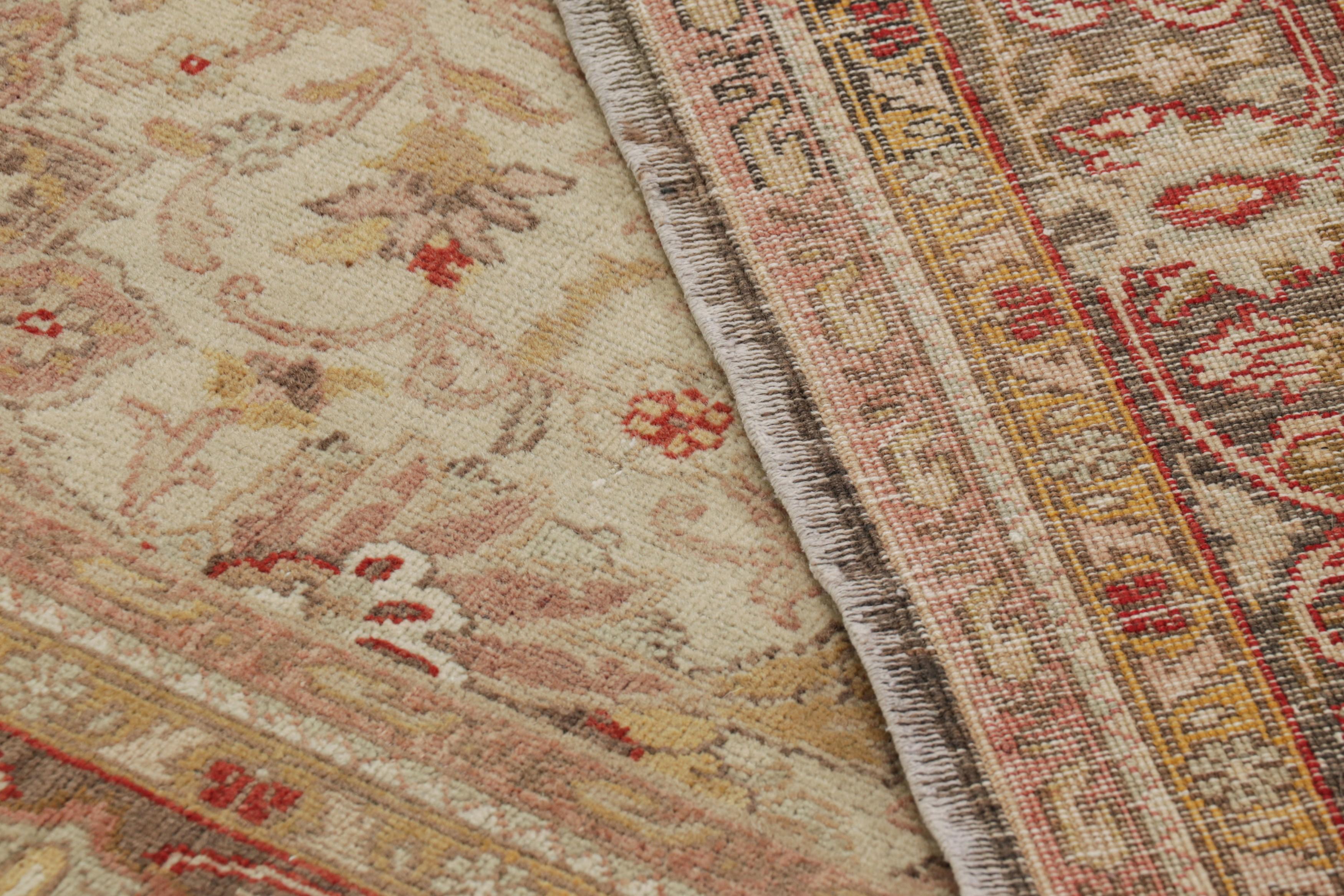 Vintage-Teppich Sivas in Creme und Gold mit Blumenmedaillon - Rug & Kilim (Wolle) im Angebot