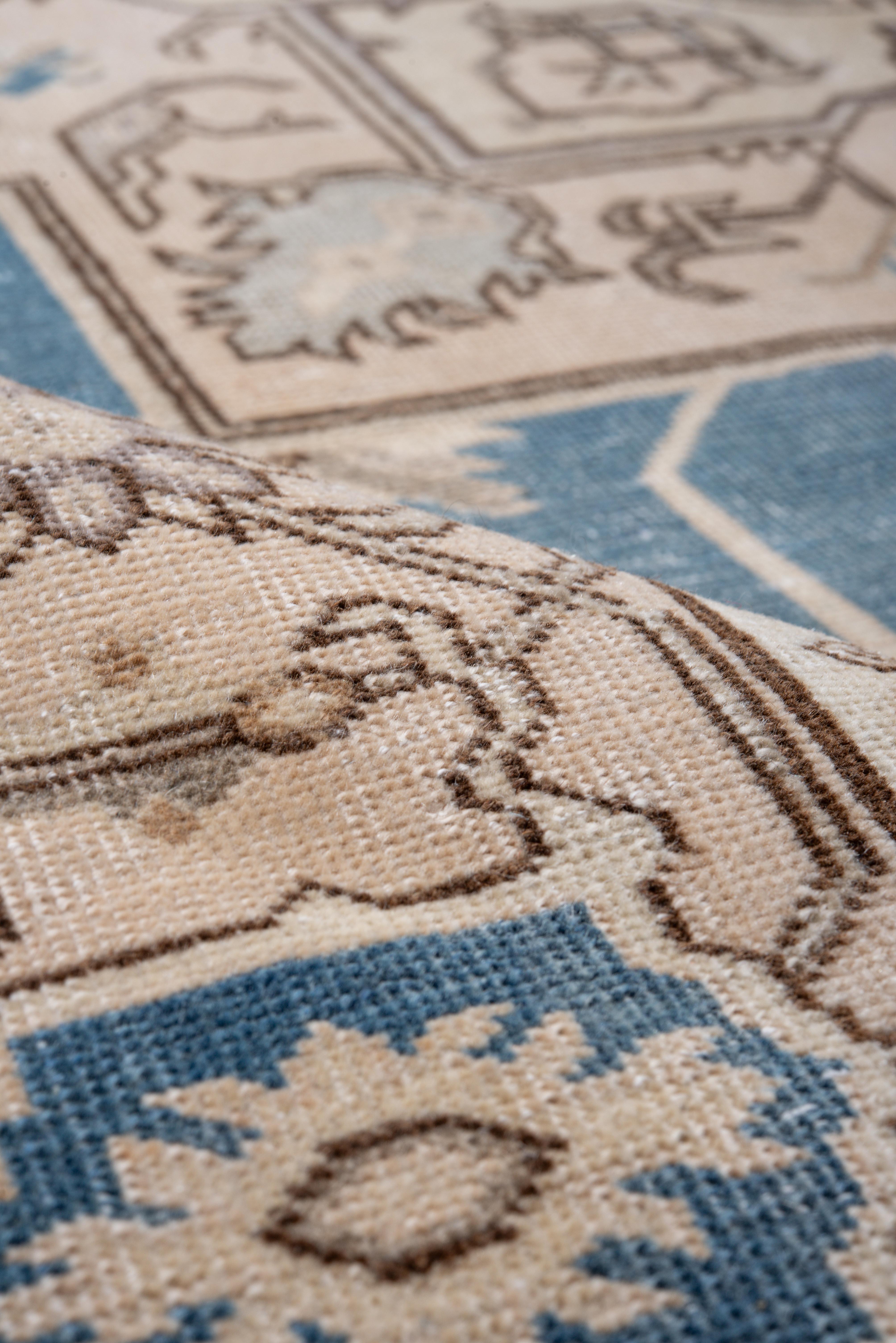 Alfombra vintage Sivas con campo azul cielo y medallón floral crema en Bueno estado para la venta en New York, NY