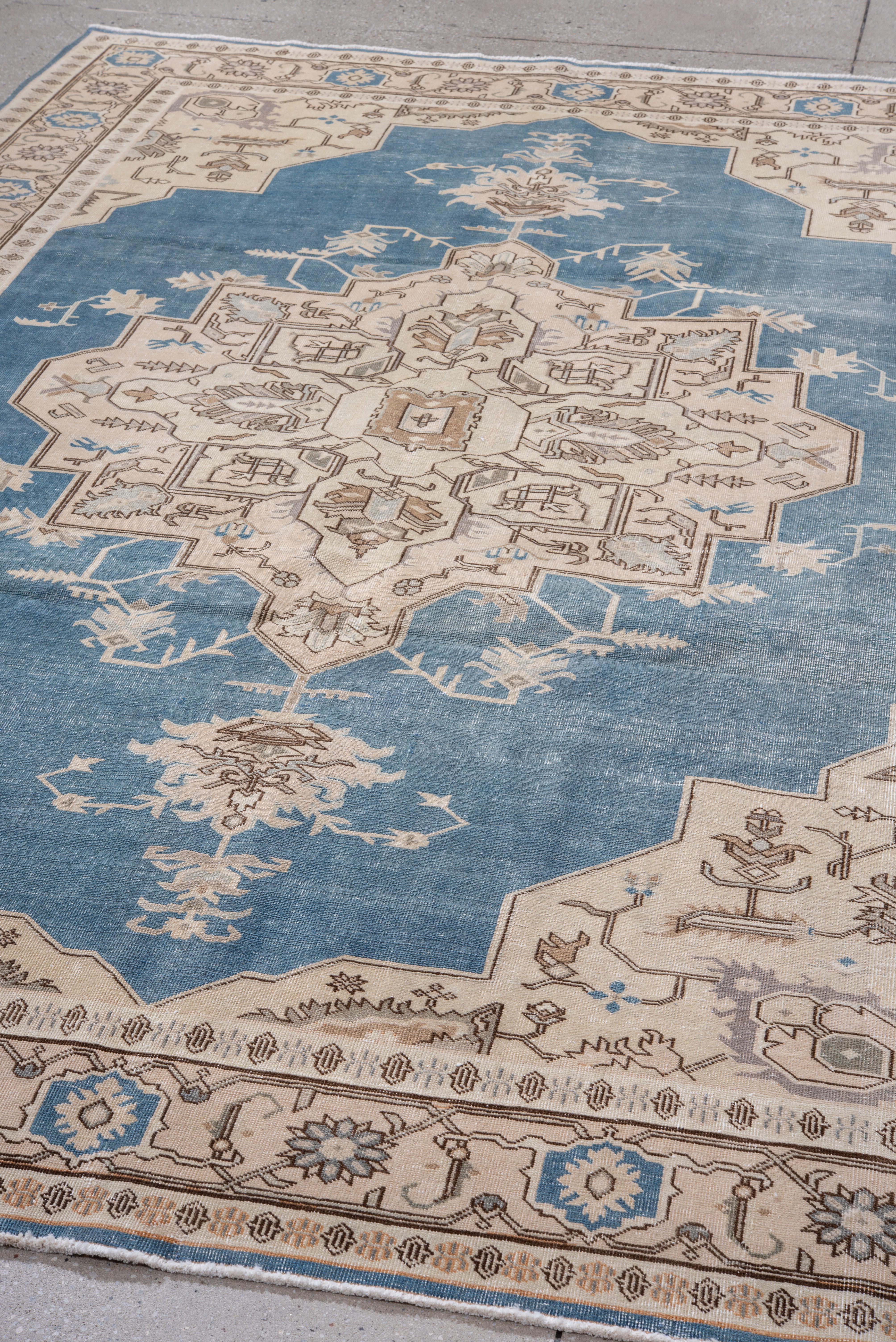 Alfombra vintage Sivas con campo azul cielo y medallón floral crema en venta 1