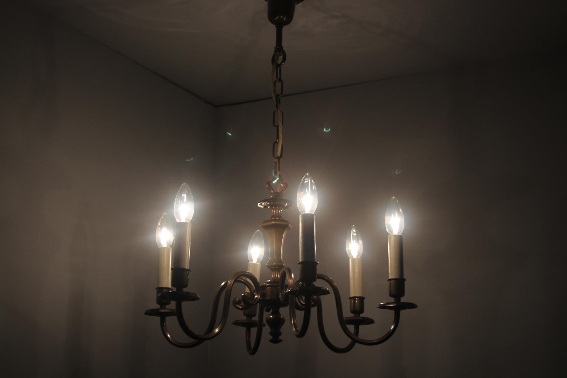 Lampadario di design con sei bracci a forma di arco, ogni estremità con portalampada a forma di candela
Lampadina 6xE14 o E15
Compatibile con il cablaggio USA
Condizioni originali
