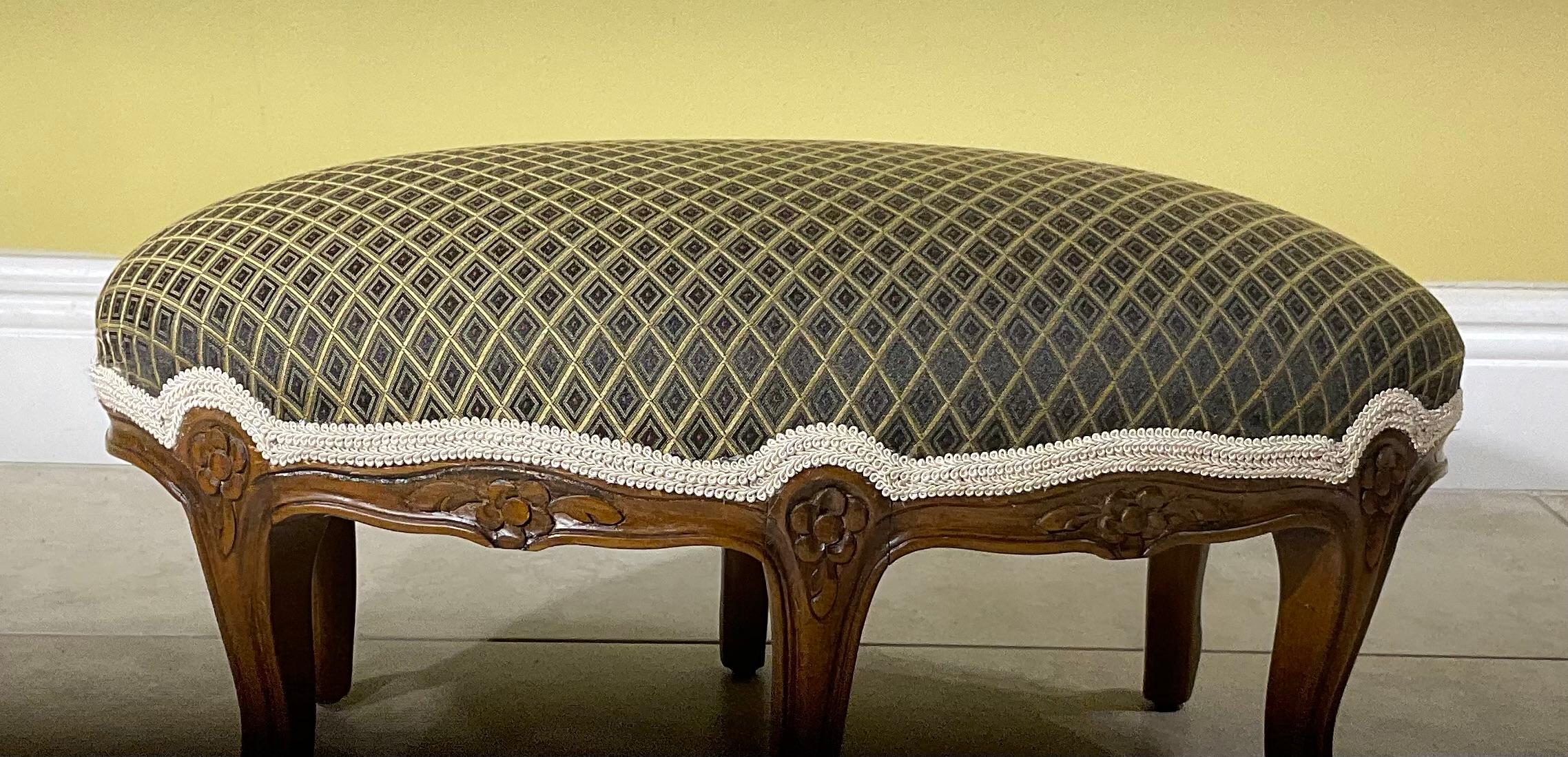 Funky sechs Beine Fußhocker aus handgeschnitztem Holz in Französisch Stil neu gepolstert mit schönen geometrischen Motiv feinen Französisch Baumwolle , und  dekorativ 
Beschneiden .