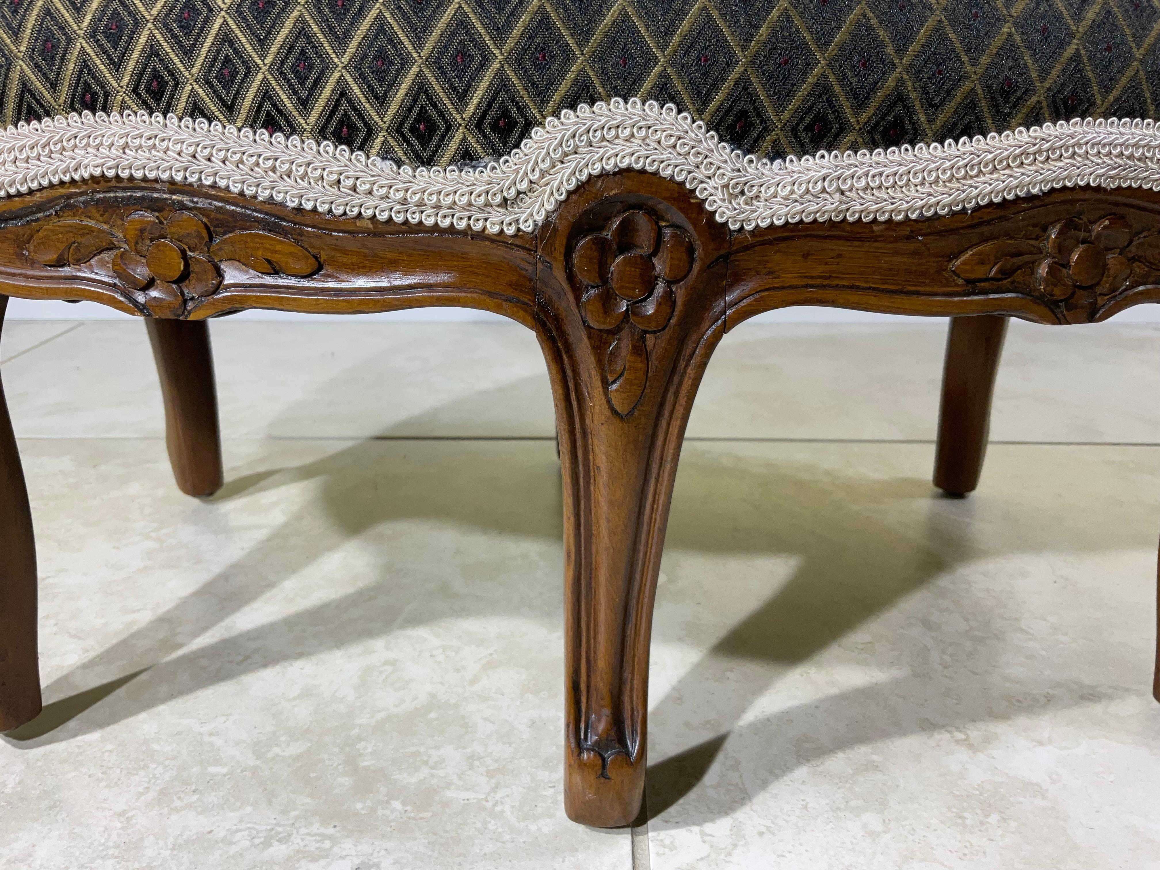 Vintage Six Legs Oval Foot Stool In Good Condition For Sale In Delray Beach, FL