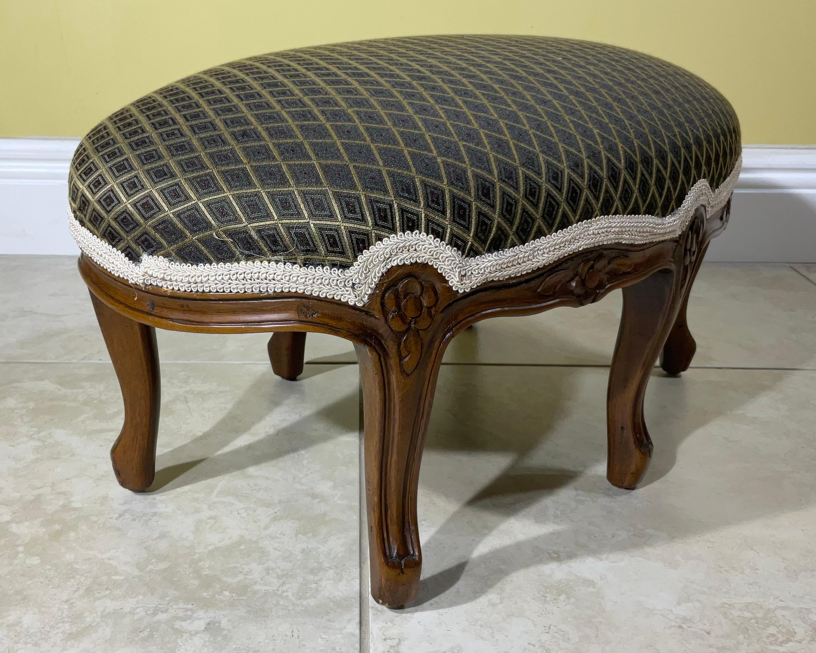 Vintage Sechs Beine Oval Fuß Hocker (20. Jahrhundert) im Angebot