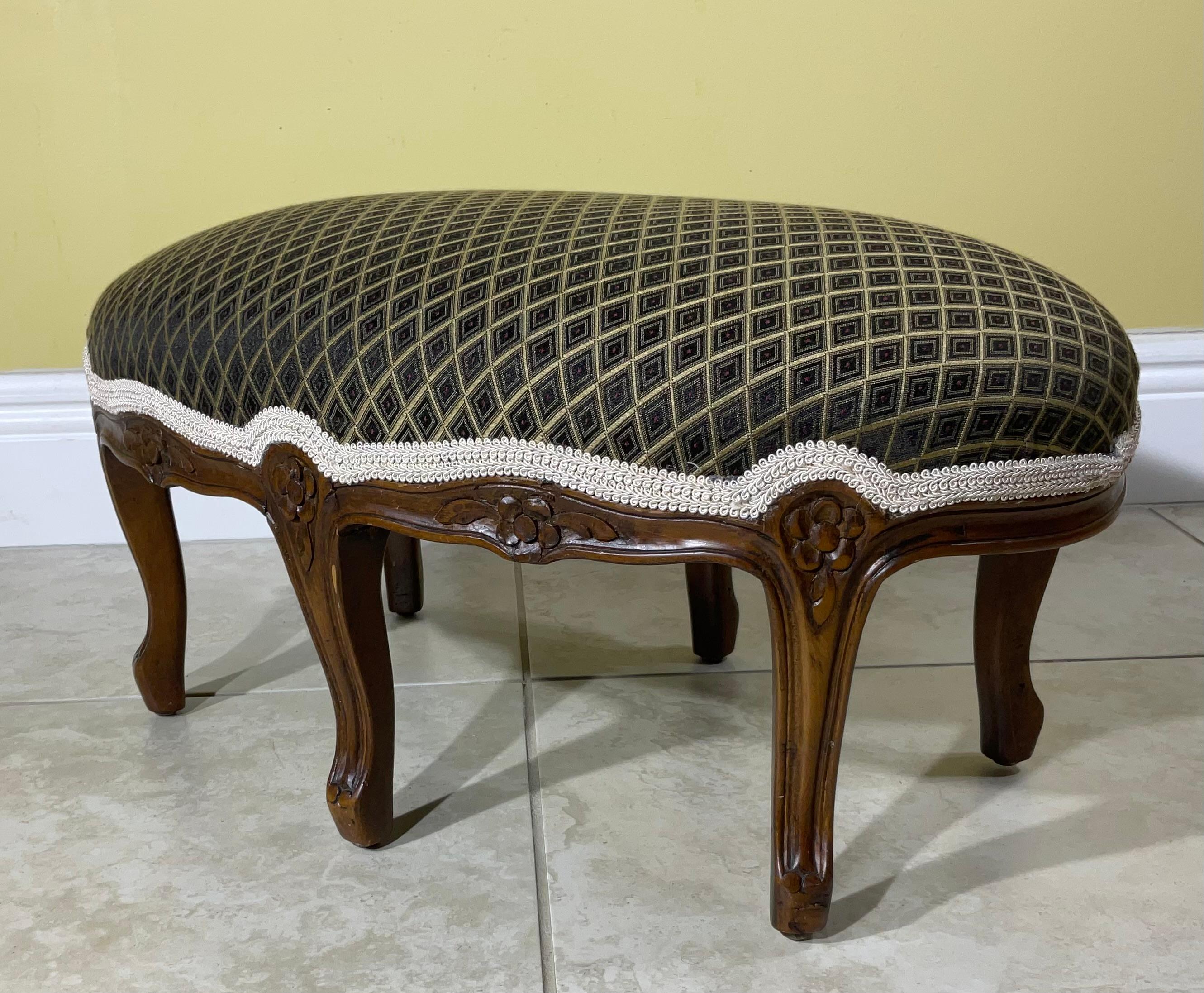 Vintage Sechs Beine Oval Fuß Hocker im Angebot 1