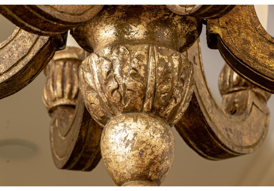 20ième siècle Lustre vintage à six lumières sculpté et doré en vente