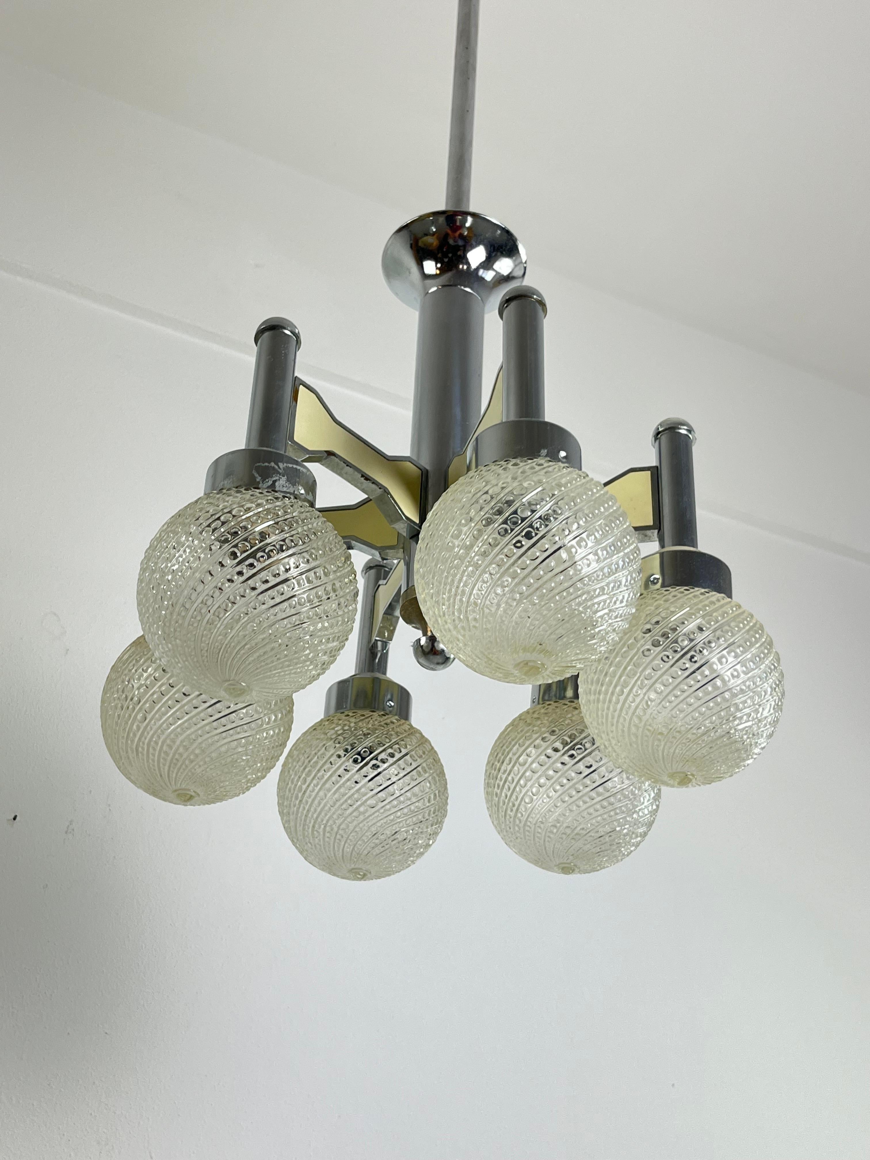 Vintage six-light steel and Murano glass chandelier attributed to Luciano Frigerio, 1970s.
Intact and functioning.
The steel structure is partially enamelled in beige.
E14 lamps.
Good condition, small signs of aging.