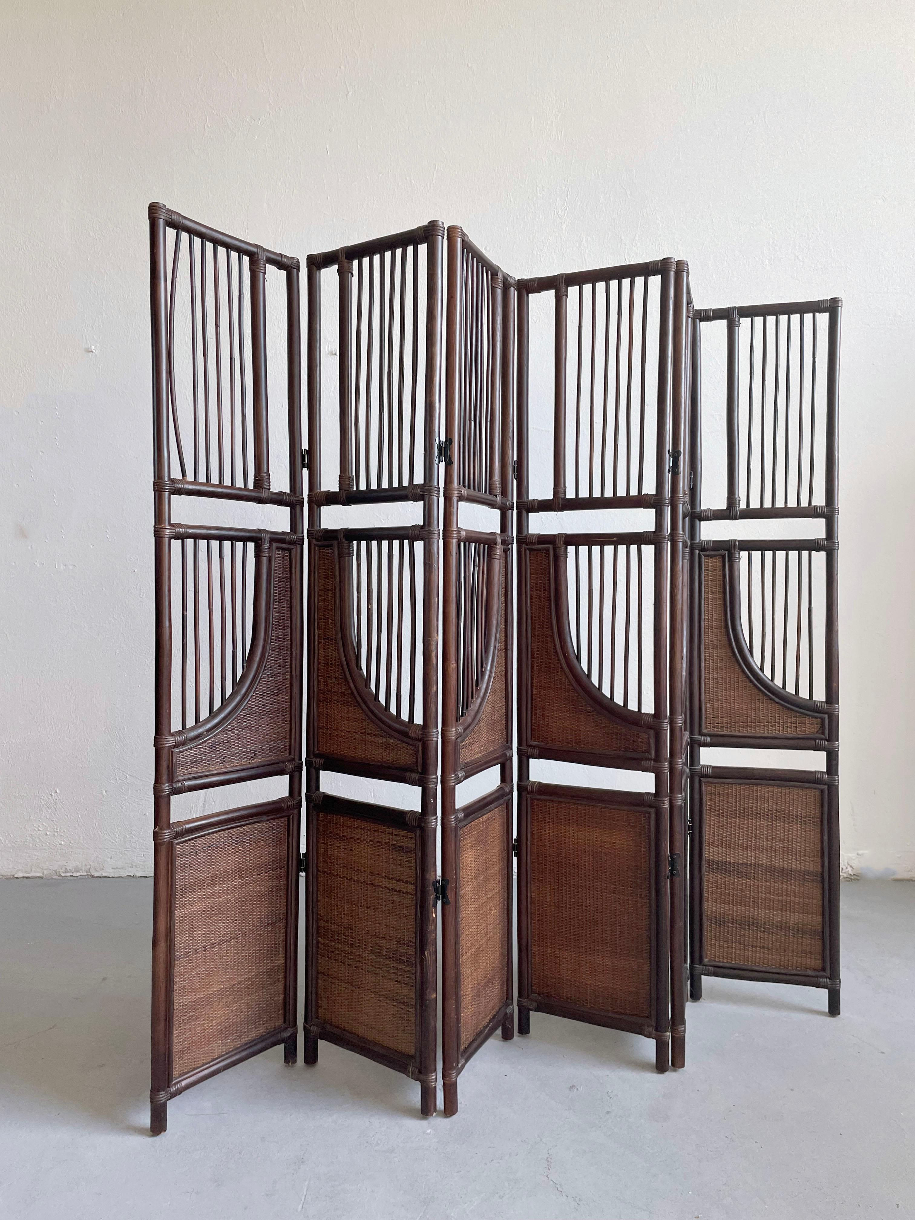Bohemian style six wall-panel solid bamboo and rattan screen,  room divider, in chocolate dark brown finish.

Age: late 20th century

Remains in a very good vintage condition, with some small traces of age and use-related cosmetic wear.
