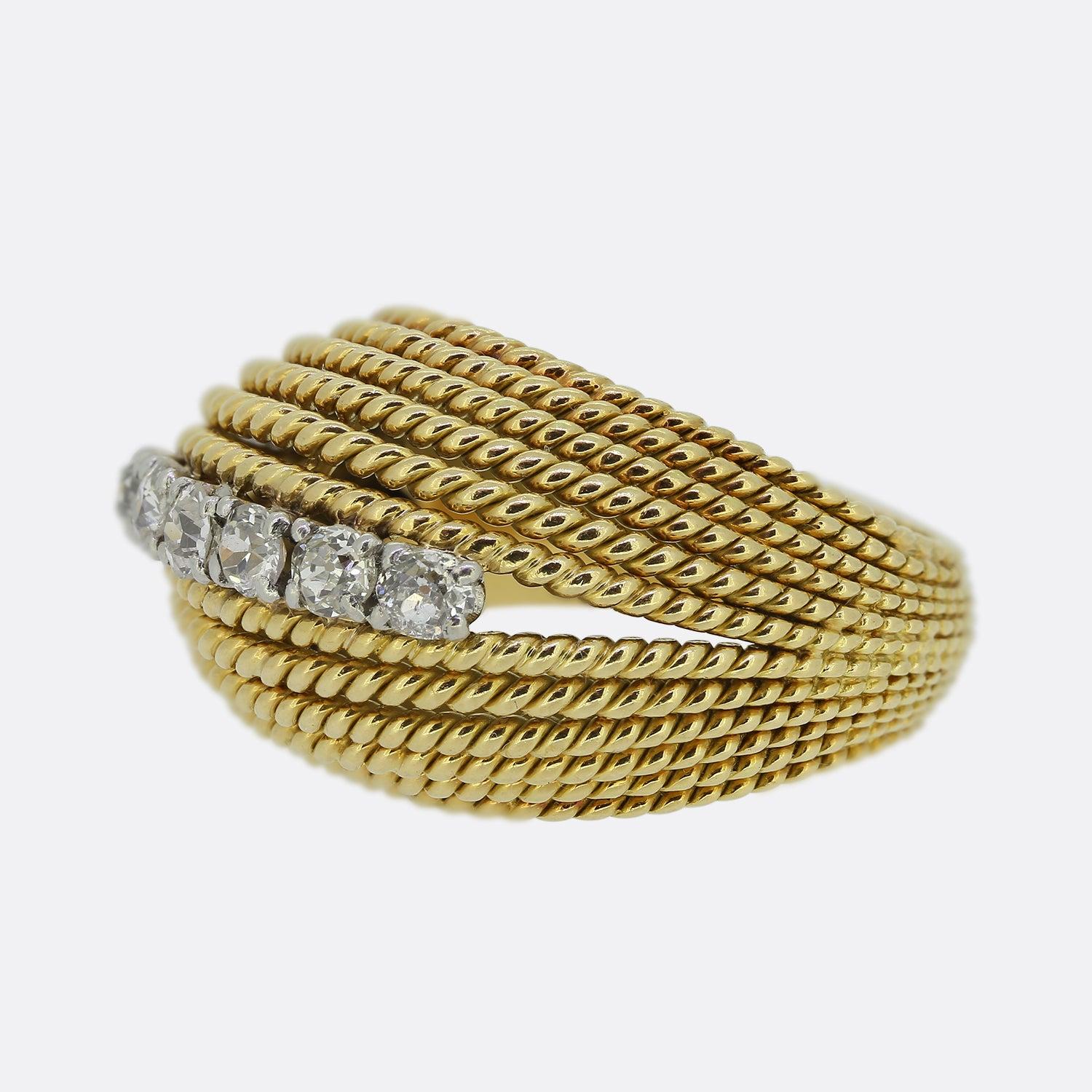 Hier haben wir einen charmanten Vintage-Ring mit sechs runden Diamanten im Altschliff, gefasst in Weißgold. Dieses Schmuckstück aus 18-karätigem Gelbgold ist ein optischer Leckerbissen, denn es wurde aus mehreren Schichten mit Seilstruktur