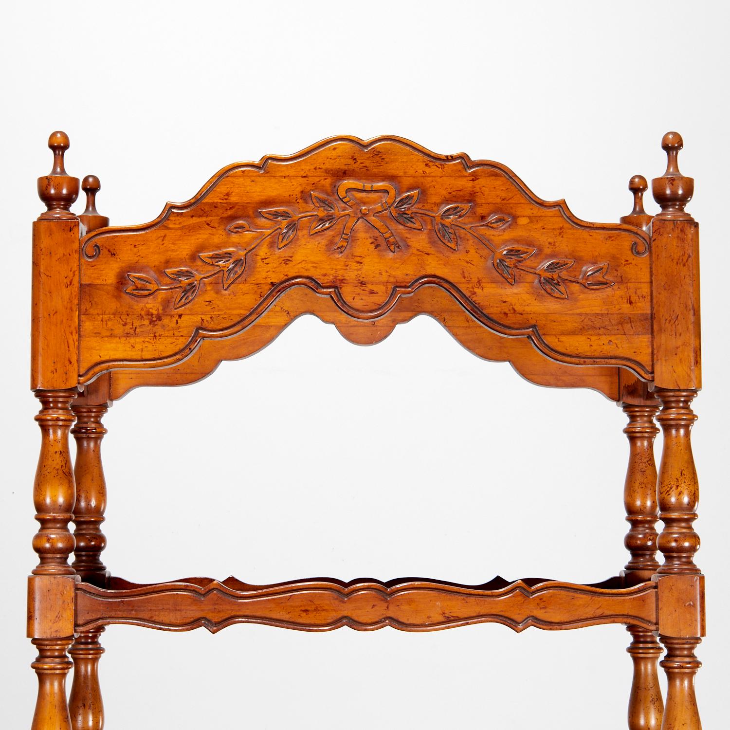 Stile provenzale Étagère d'epoca a sei piani in legno di noce in stile provinciale - Iris Apfel Collection in vendita