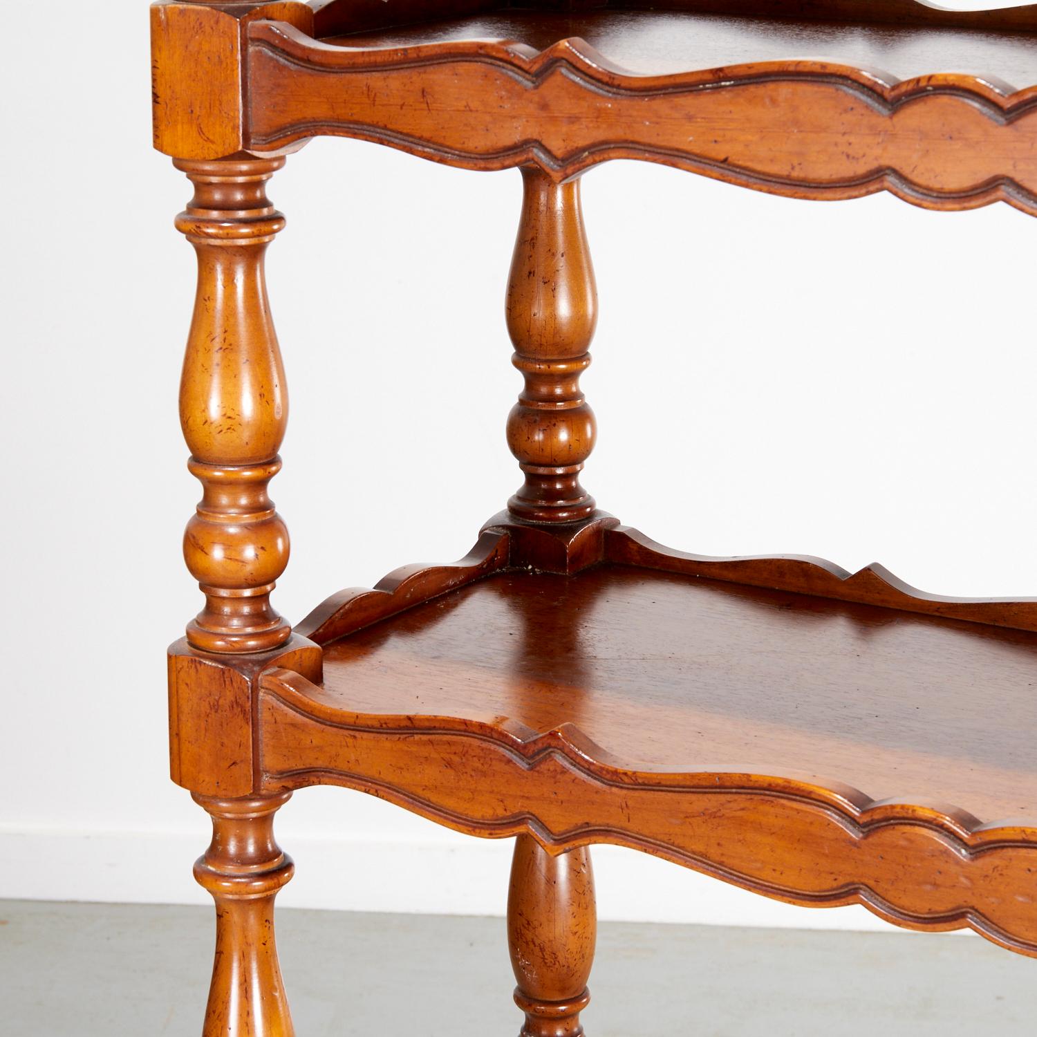 Francese Étagère d'epoca a sei piani in legno di noce in stile provinciale - Iris Apfel Collection in vendita