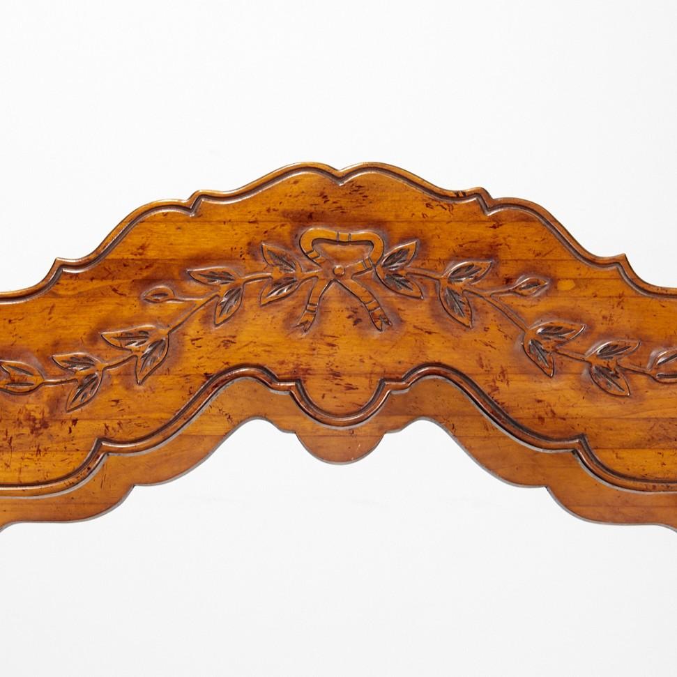 Metà XX secolo Étagère d'epoca a sei piani in legno di noce in stile provinciale - Iris Apfel Collection in vendita