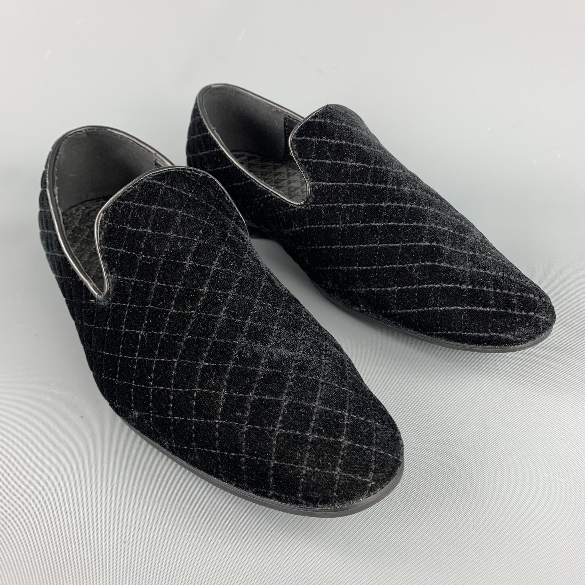 VINTAGE slip on loafers comes in a quilted black velvet material, with a quilted insole. 

Excellent Pre-Owned Condition.
Marked: no size

Outsole: 11.5 x 4 in.