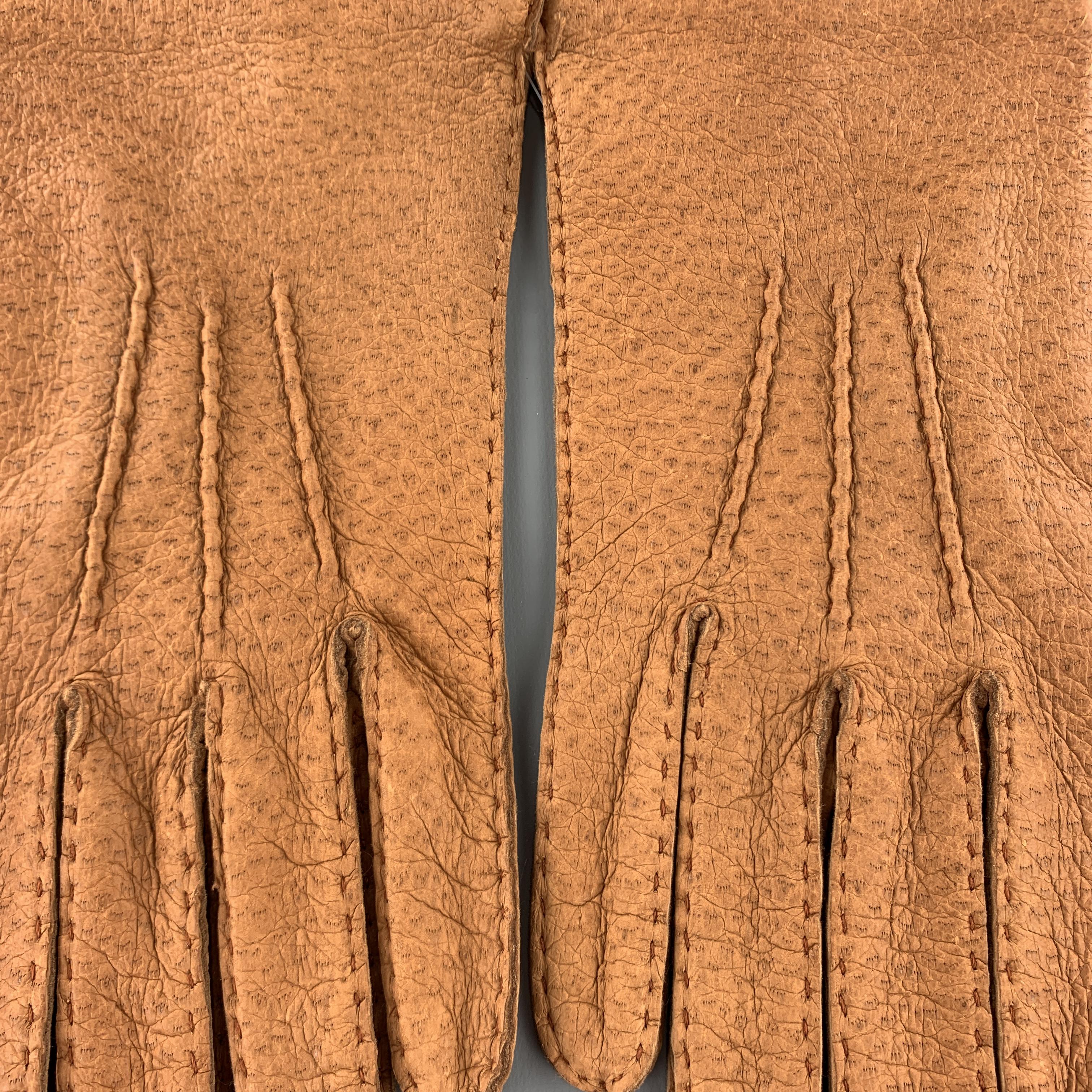 Vintage deadstock gloves come in tan textured hogskin leather with top stitching. Made in England.

Deadstock Vintage New.
Marked: 9

Width: 4 in.
Length: 9.5 in.