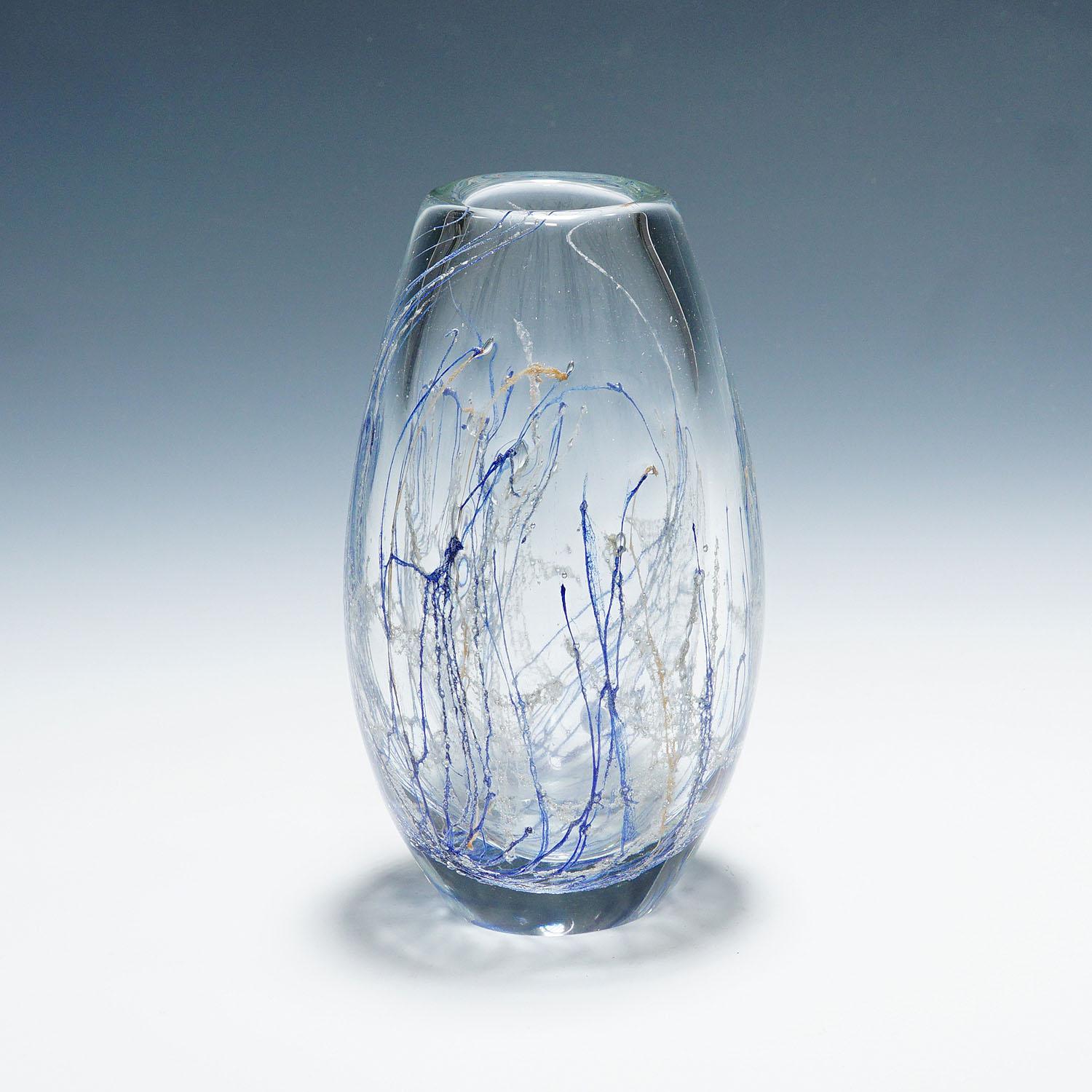 Vase Sjogras de Goran Stroemgren pour Art Glassworks Urshult Suède

Rare vase en verre d'art 
