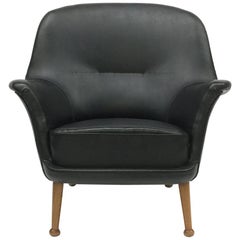 Fauteuil tapissé en skaï avec pieds en teck, années 1950