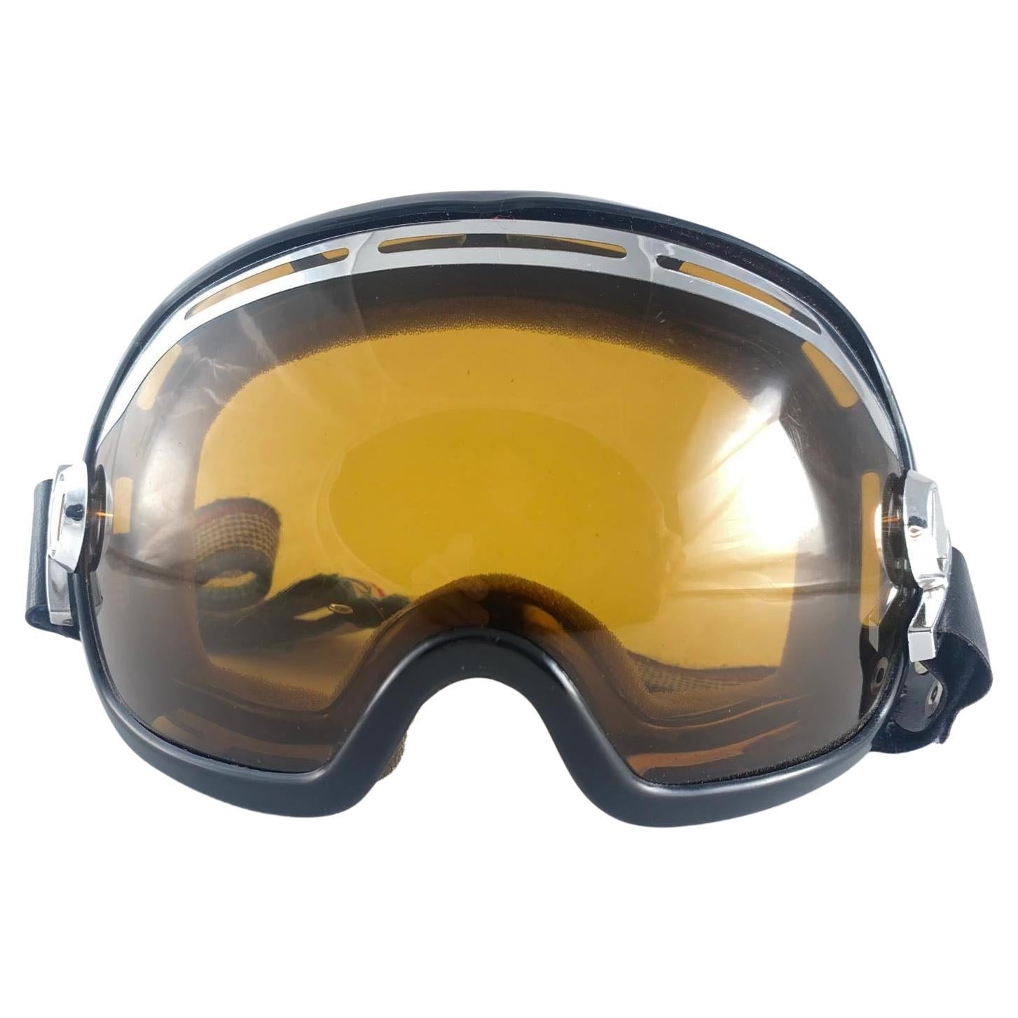  Lunettes de ski surdimensionnées Bausch & Lomb des années 1970, avec mono-objectif ambre miroité. 
Un savoir-faire et une qualité étonnants. 

Cette pièce présente des signes visibles d'usure sur les verres miroirs.

Carton d'origine B&L