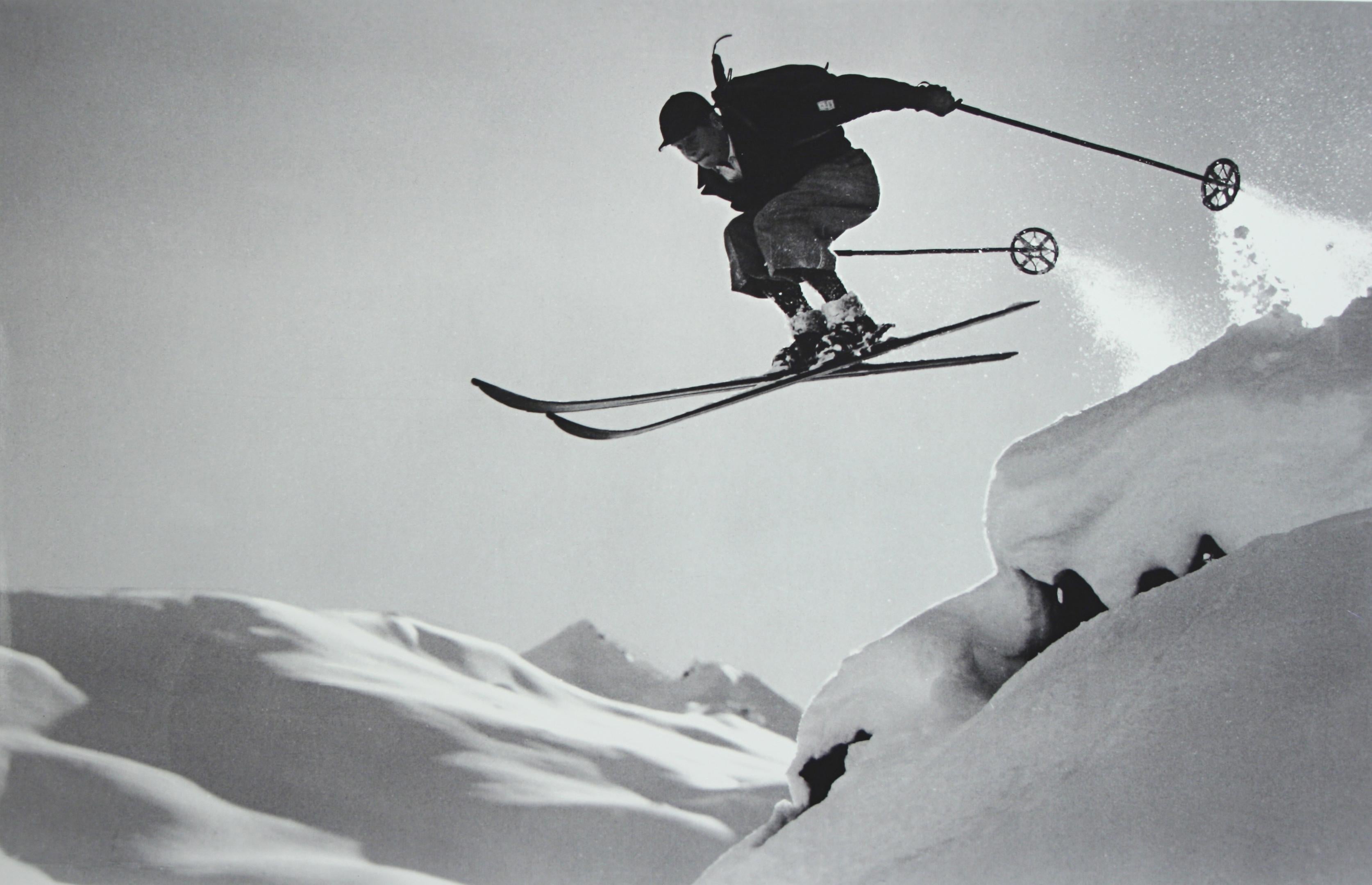 Papier Photographie de ski vintage, photographie de ski alpin ancienne, « A Courageous Jump » en vente