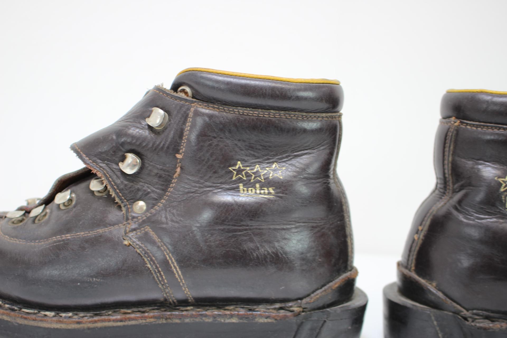 Scarponi da sci ben conservati di Botas, taglia EU40/US6, realizzati in Cecoslovacchia negli anni '80.
Realizzato in pelle, plastica e metallo.
Ravvivato, pulito, presenta segni di usura e di età.
Completamente funzionante.