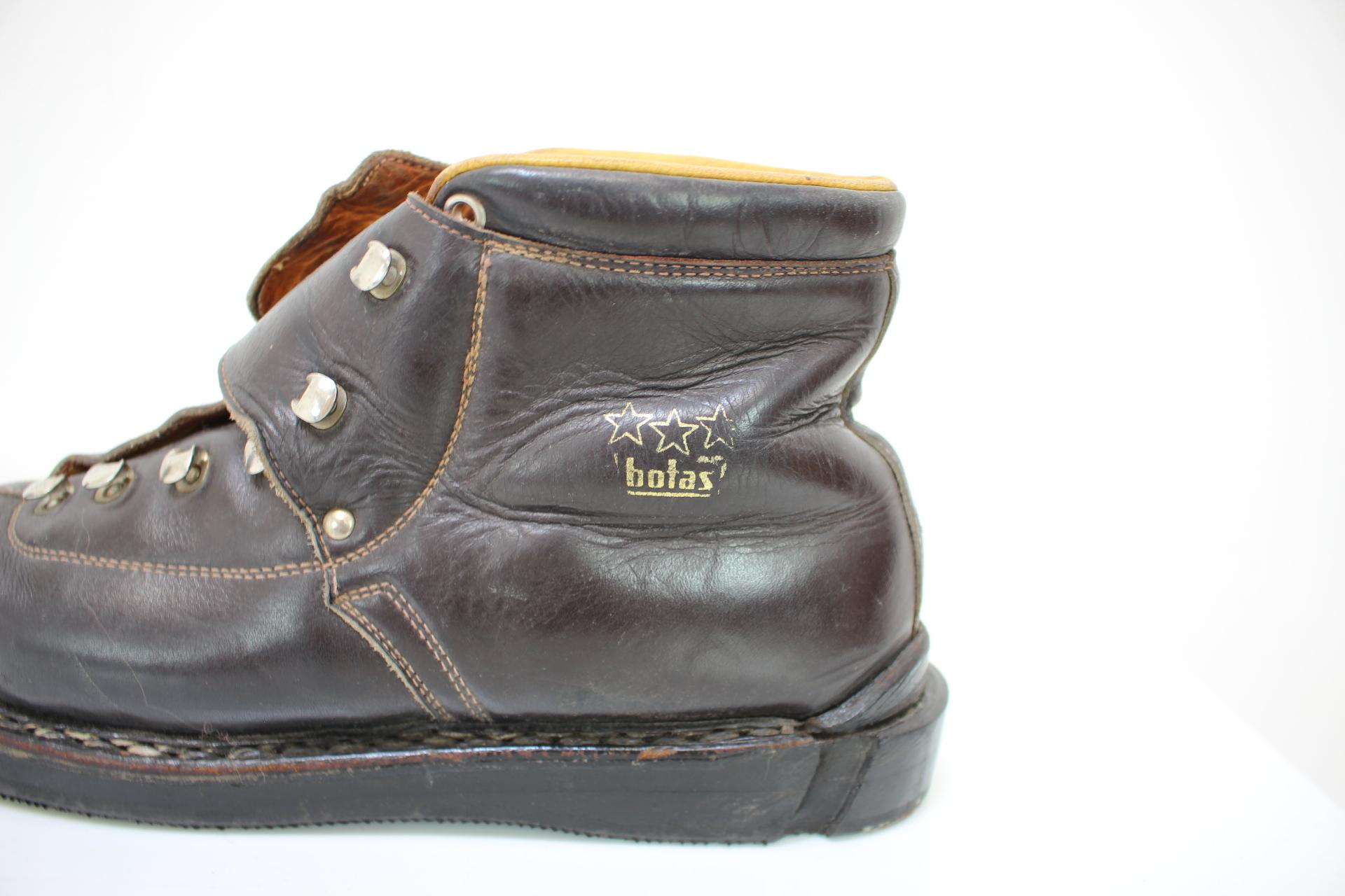 Gut erhaltene Skischuhe von Botas, Größe EU43/US9, hergestellt in der Tschechoslowakei, in den 1980er Jahren.
Hergestellt aus Leder, Kunststoff und Metall.
Wiederhergestellt, gereinigt, mit Gebrauchs- und Altersspuren.
Vollständig funktionsfähig.