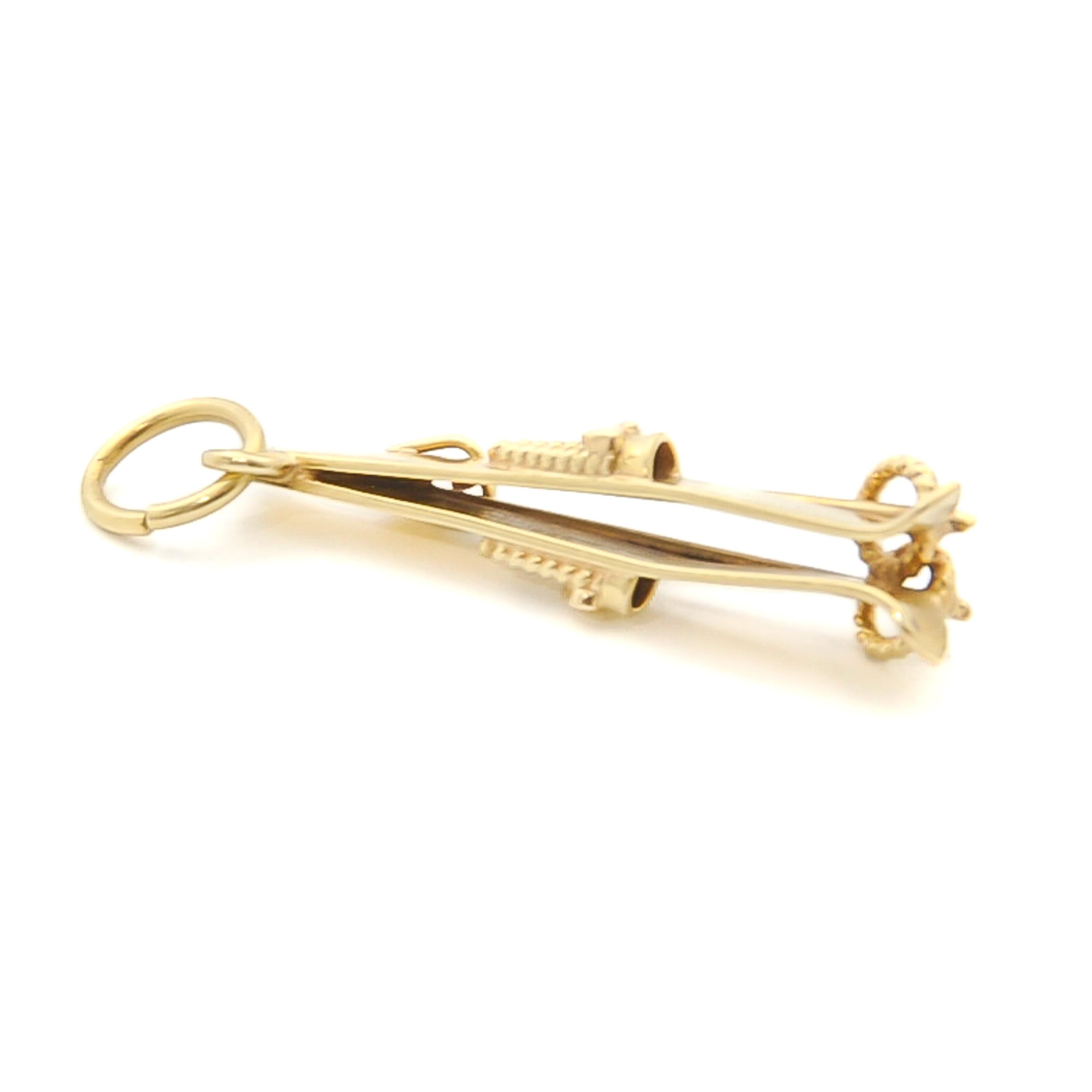 Skis and Poles 14 Karat Gold Vintage Charm Pendant In Good Condition In Rotterdam, NL