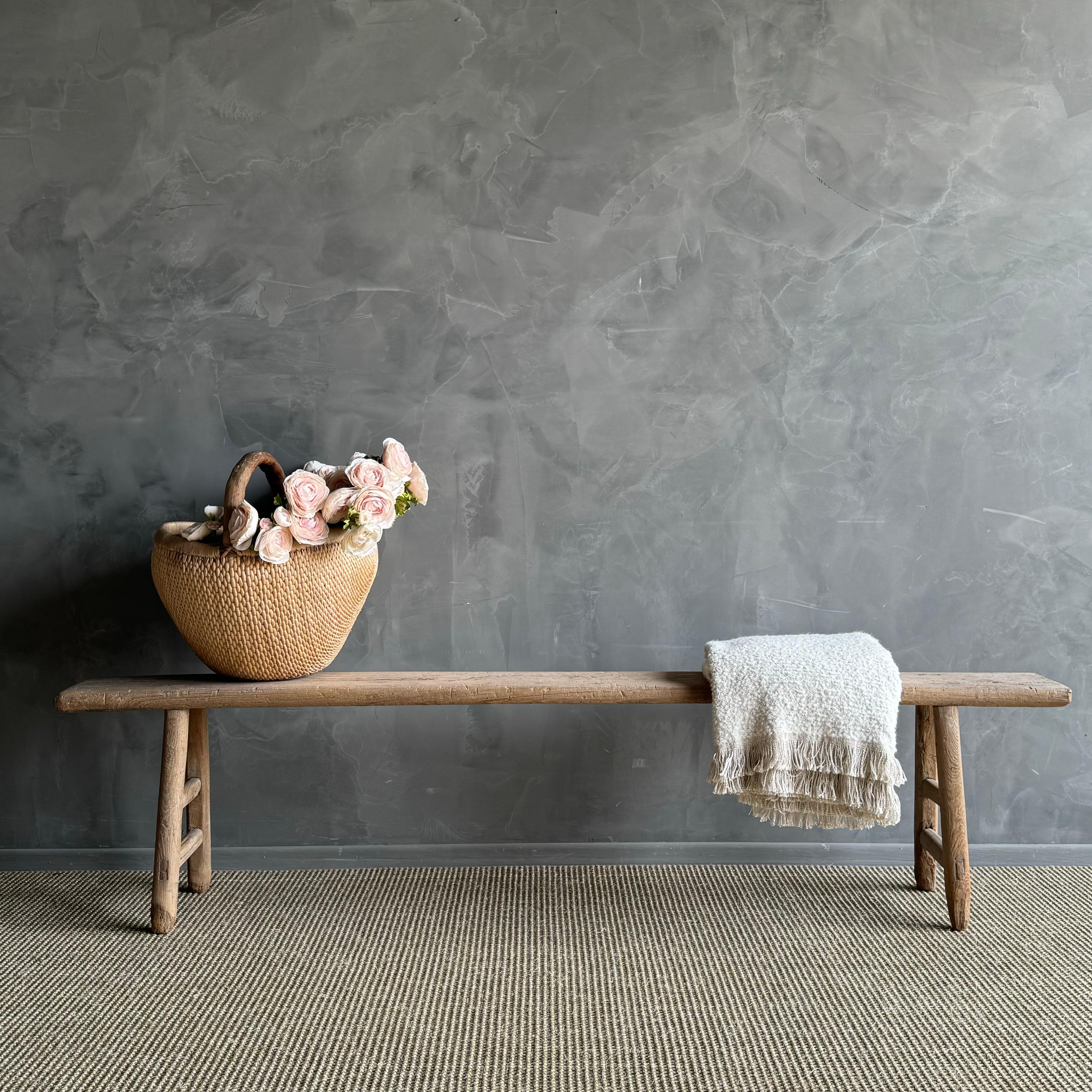 une trouvaille rare - le banc long et mince en bois d'orme vintage. Cet authentique banc vintage en orme est un véritable bijou, avec une longueur extra longue difficile à trouver qui le fait ressortir. La beauté du grain et des fissures ajoute du