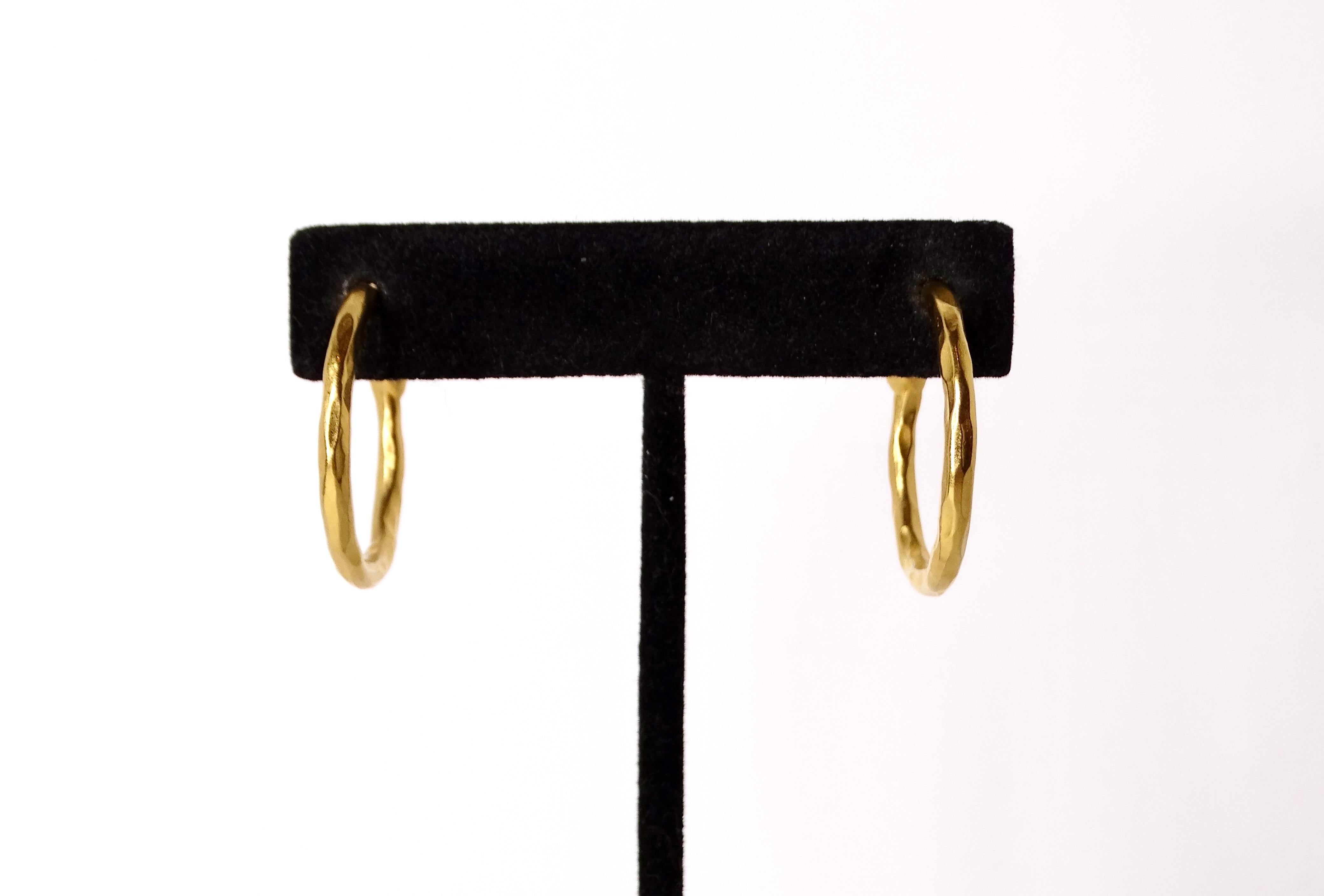 Ti presentiamo i nostri orecchini a cerchio Vintage Skinny Hammered placcati in oro 18k, un'aggiunta squisita a qualsiasi collezione di gioielli. Questi eleganti orecchini sono caratterizzati da un profilo raffinato e sottile che mette in evidenza