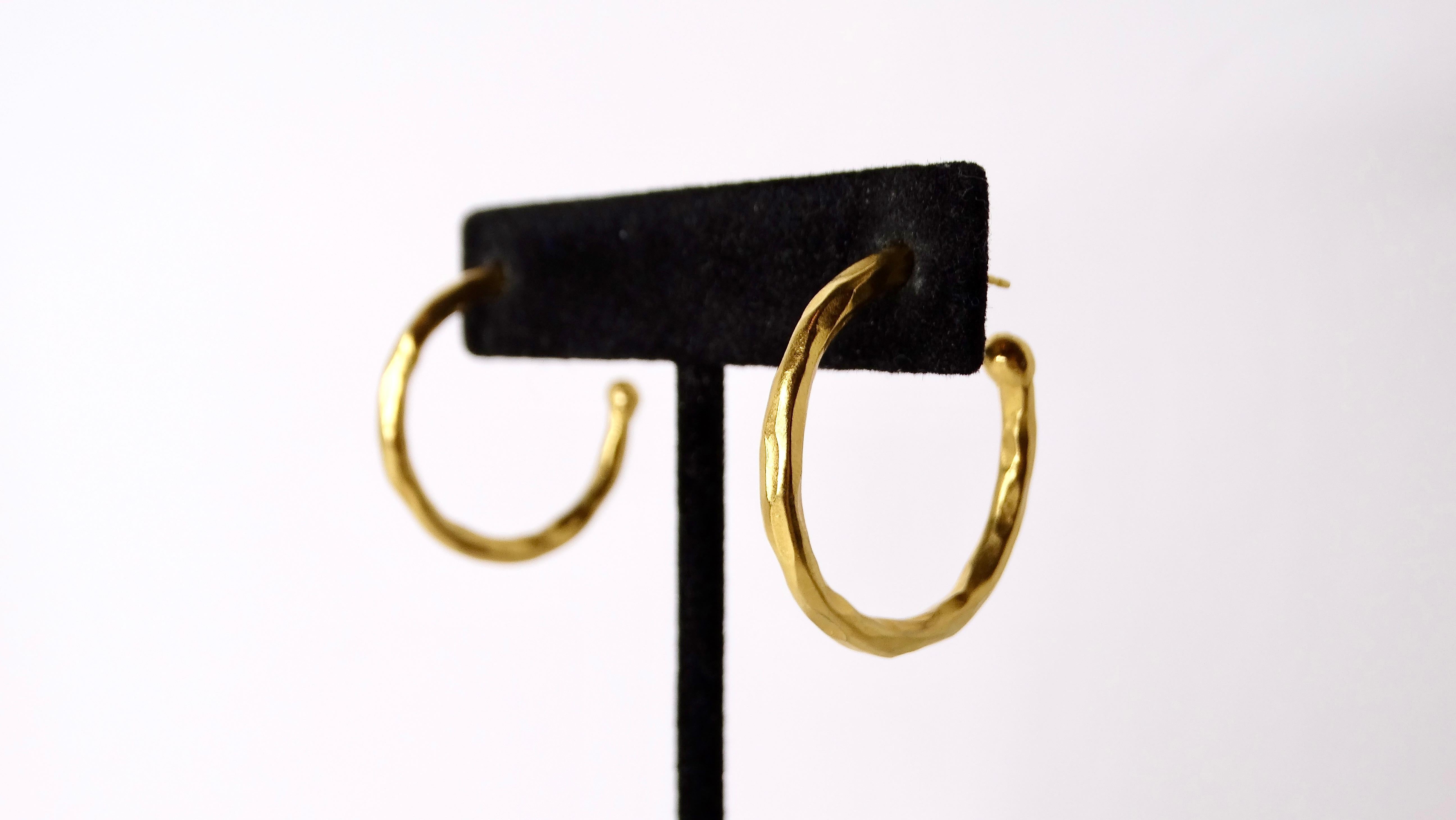 Orecchini a cerchio d'epoca, martellati e placcati in oro 18 carati In condizioni buone in vendita a Scottsdale, AZ