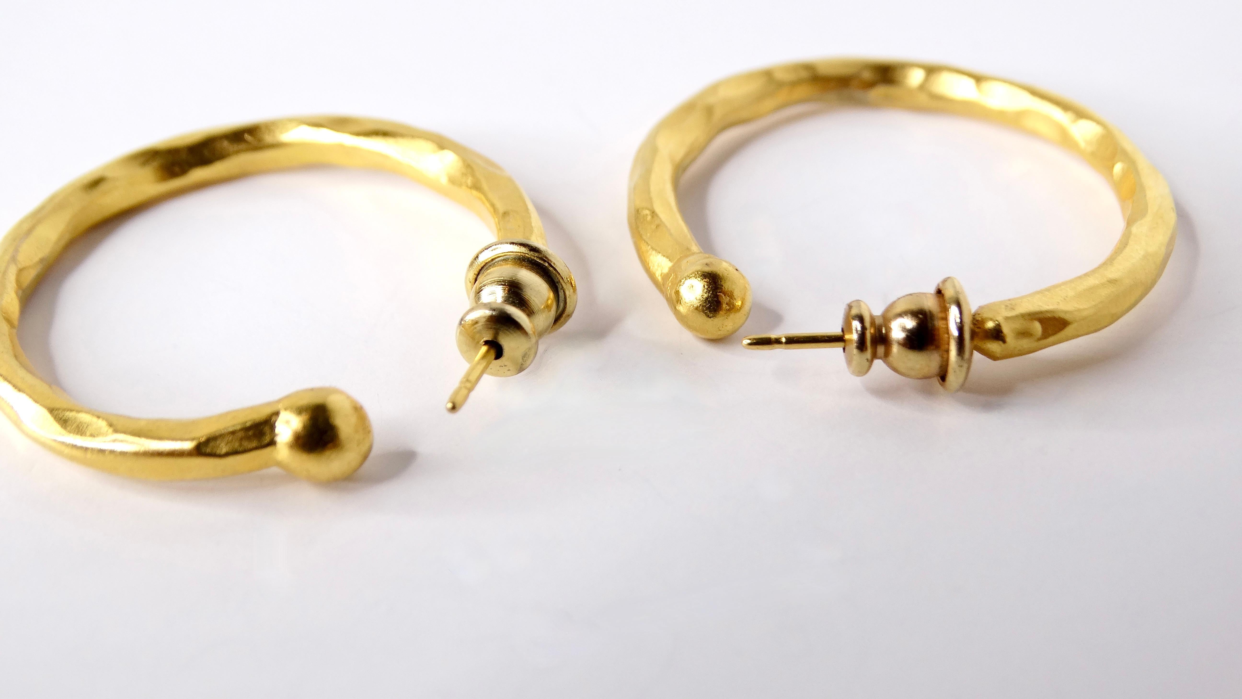 Donna Orecchini a cerchio d'epoca, martellati e placcati in oro 18 carati in vendita