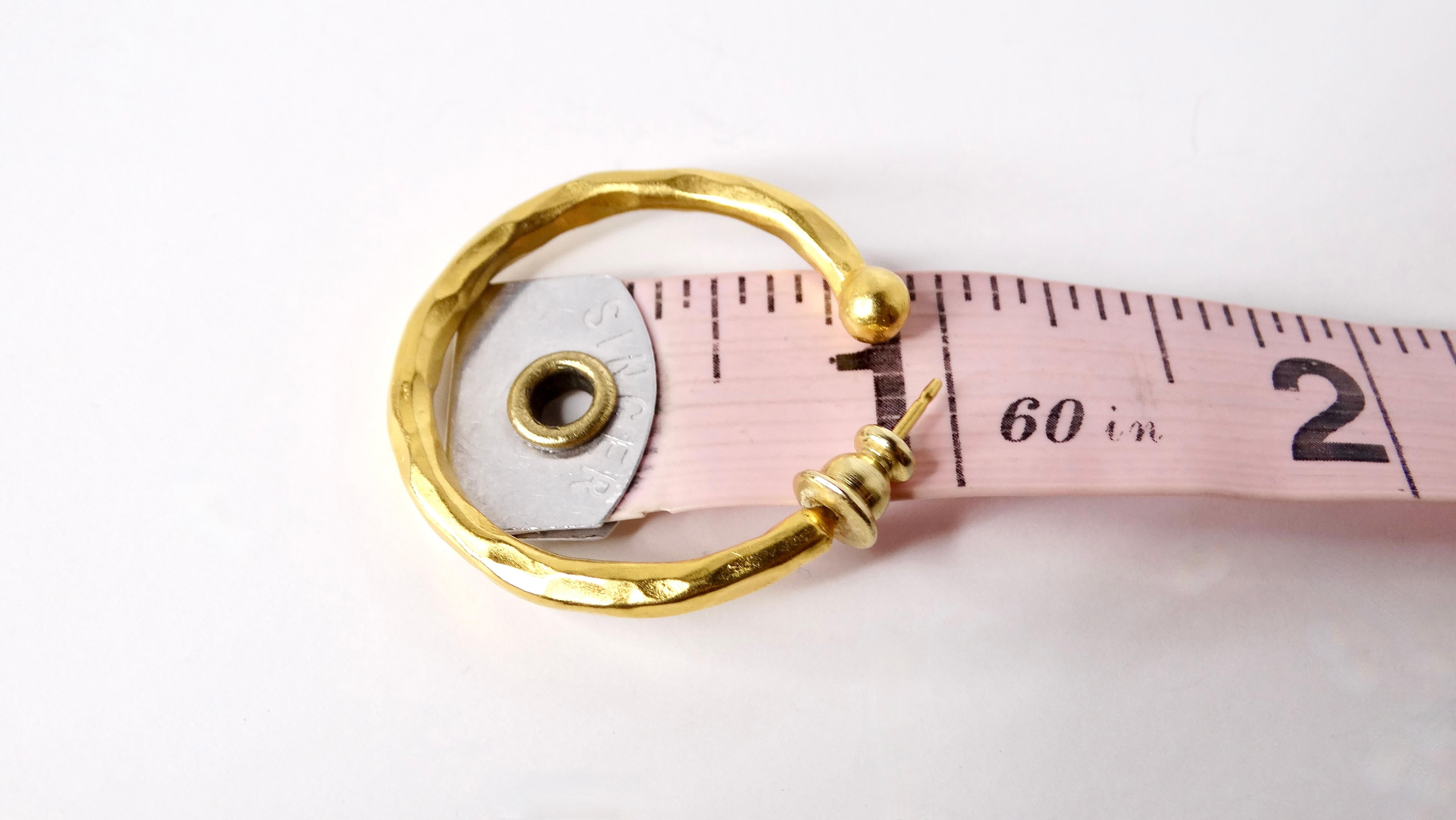 Orecchini a cerchio d'epoca, martellati e placcati in oro 18 carati in vendita 1