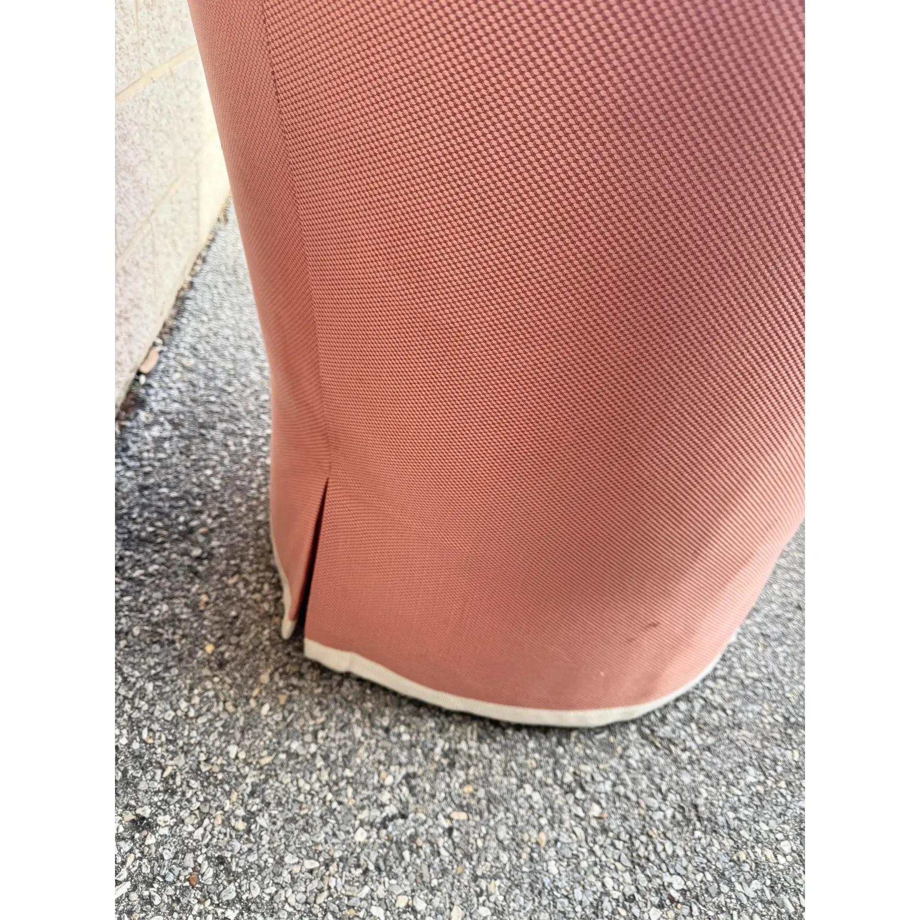 Coppia di sedie a botte vintage con zoccolo e funzionalità girevole. Presenta uno schienale arrotondato, una struttura completamente imbottita e una gonna sartoriale con finiture a contrasto. See less

Dimensioni
28ʺW × 27ʺD × 32ʺH