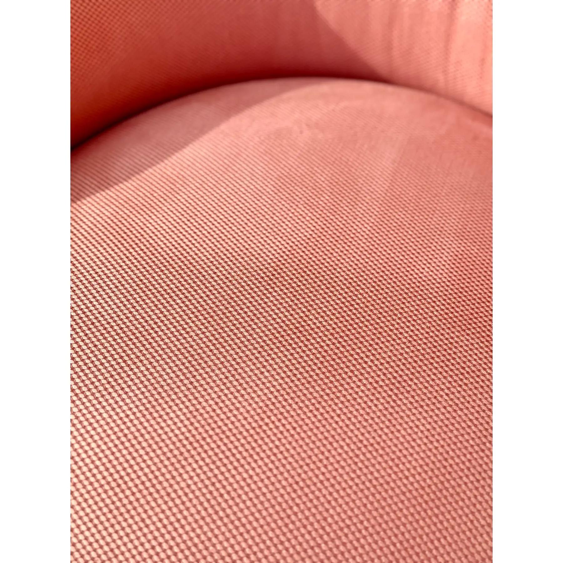 XX secolo Sedie girevoli con gonna su ruote vintage con tappezzeria rosa in vendita