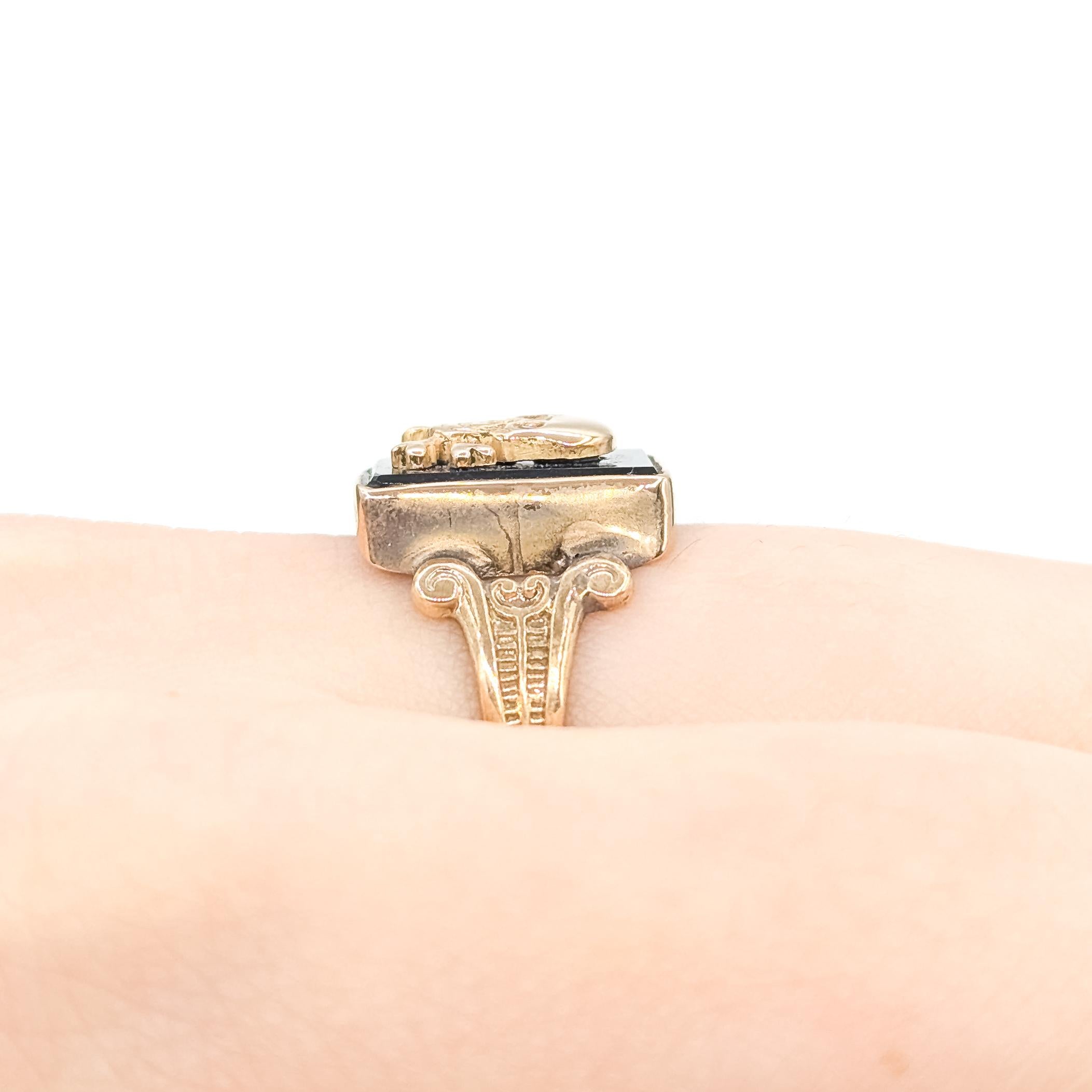 Taglio rotondo Anello vintage con teschio e ossa incrociate e accenti di diamante in oro giallo 10 carati in vendita