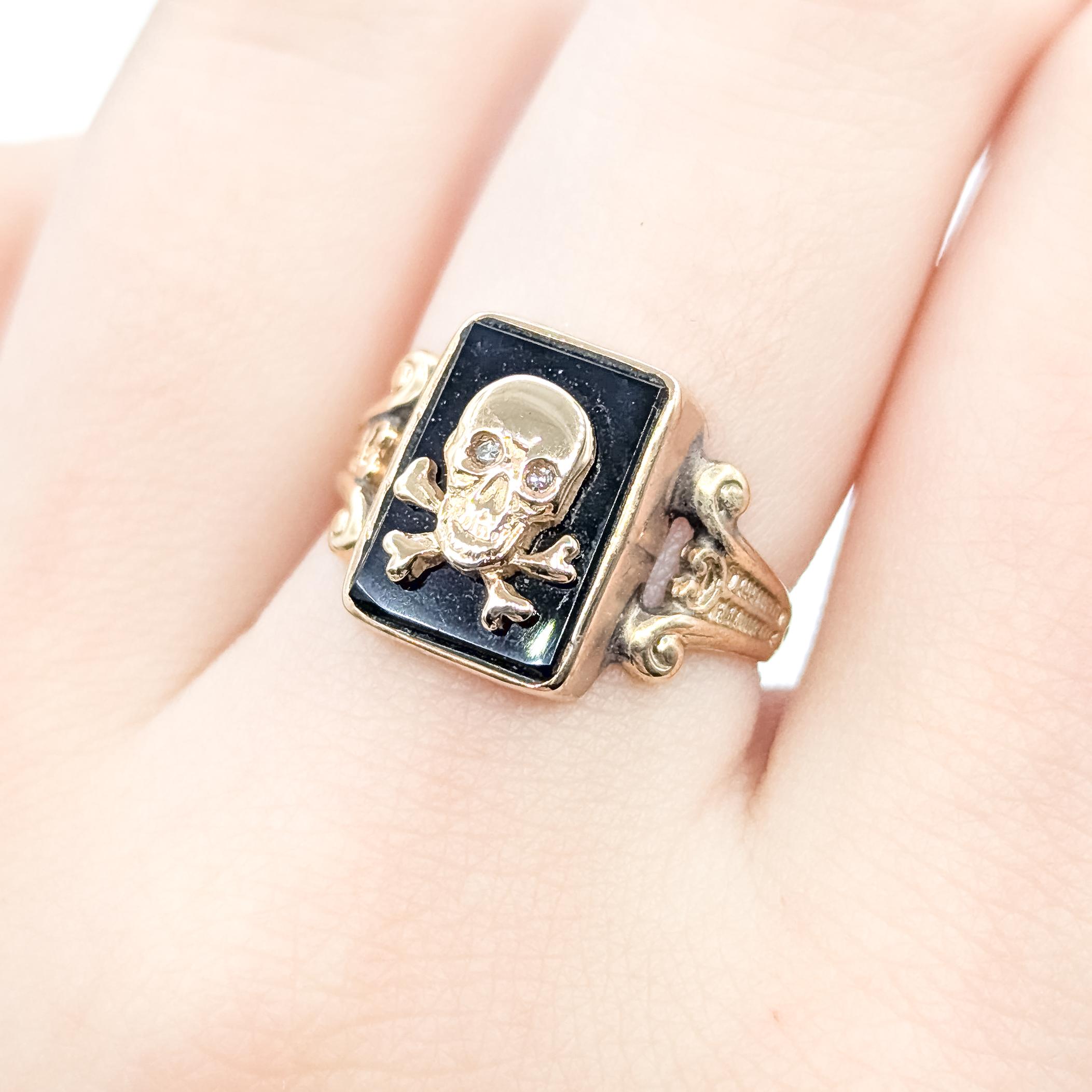 Anello vintage con teschio e ossa incrociate e accenti di diamante in oro giallo 10 carati In condizioni ottime in vendita a Bloomington, MN