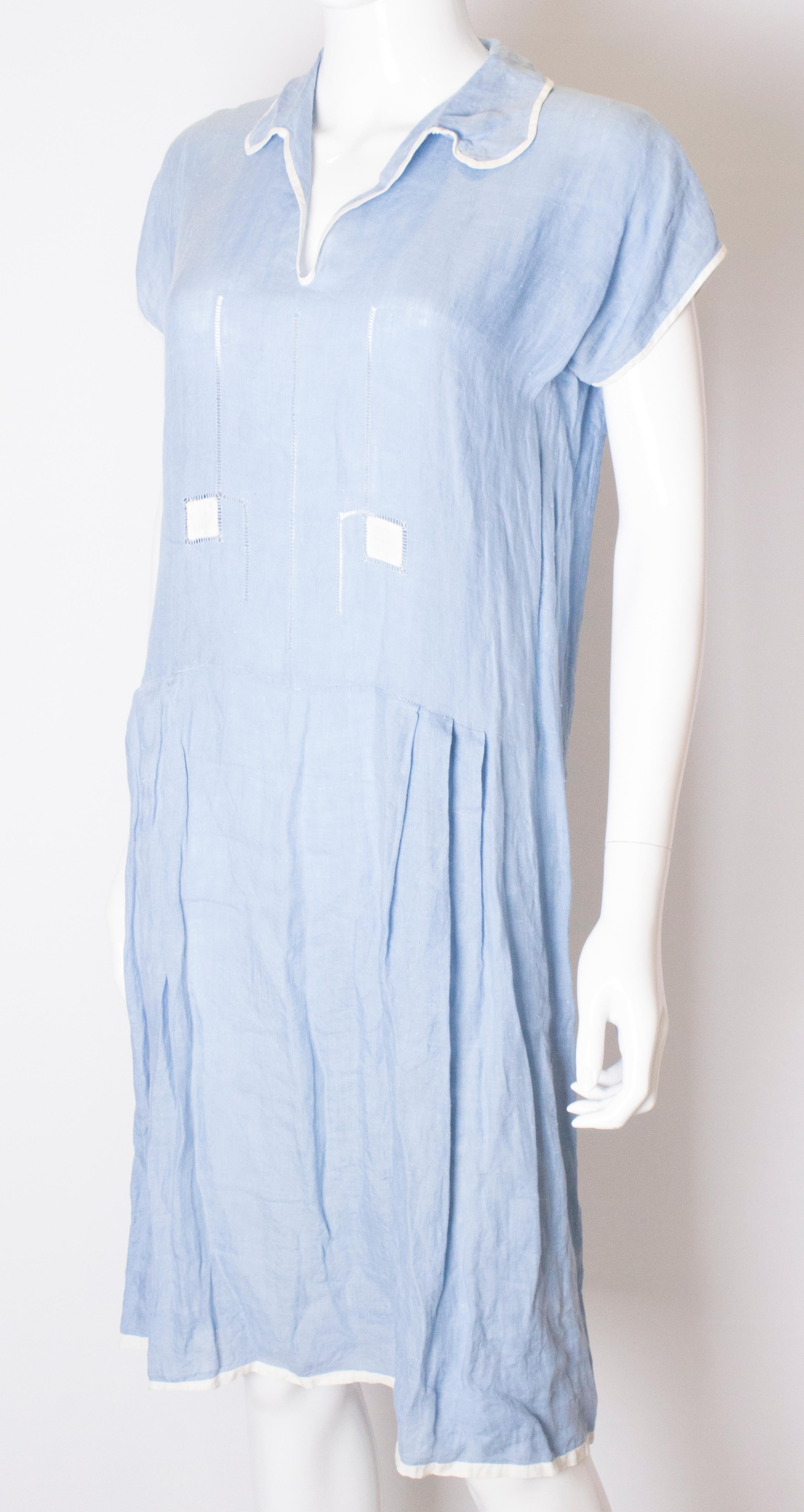 Vintage Himmelblaues Leinenkleid aus den 1920er Jahren (Blau) im Angebot