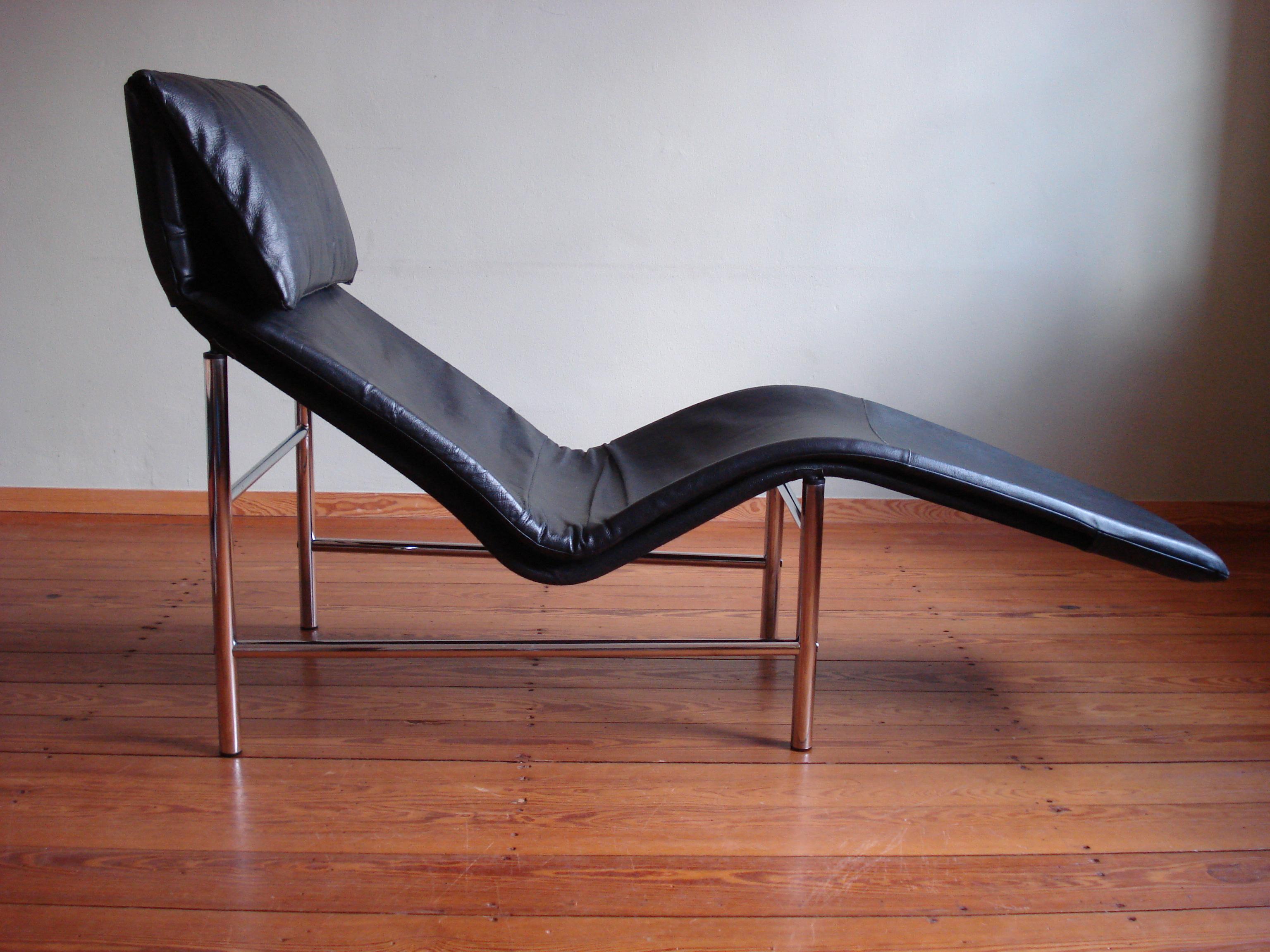 Rare and quite wanted piece of Ikea vintage design - the Skye chaiselongue by Tord Bjorklund from the 1980s.

This version comes in a elegant combination of a chromebar frame with deep black leather.
The frame as well as the leather are both in