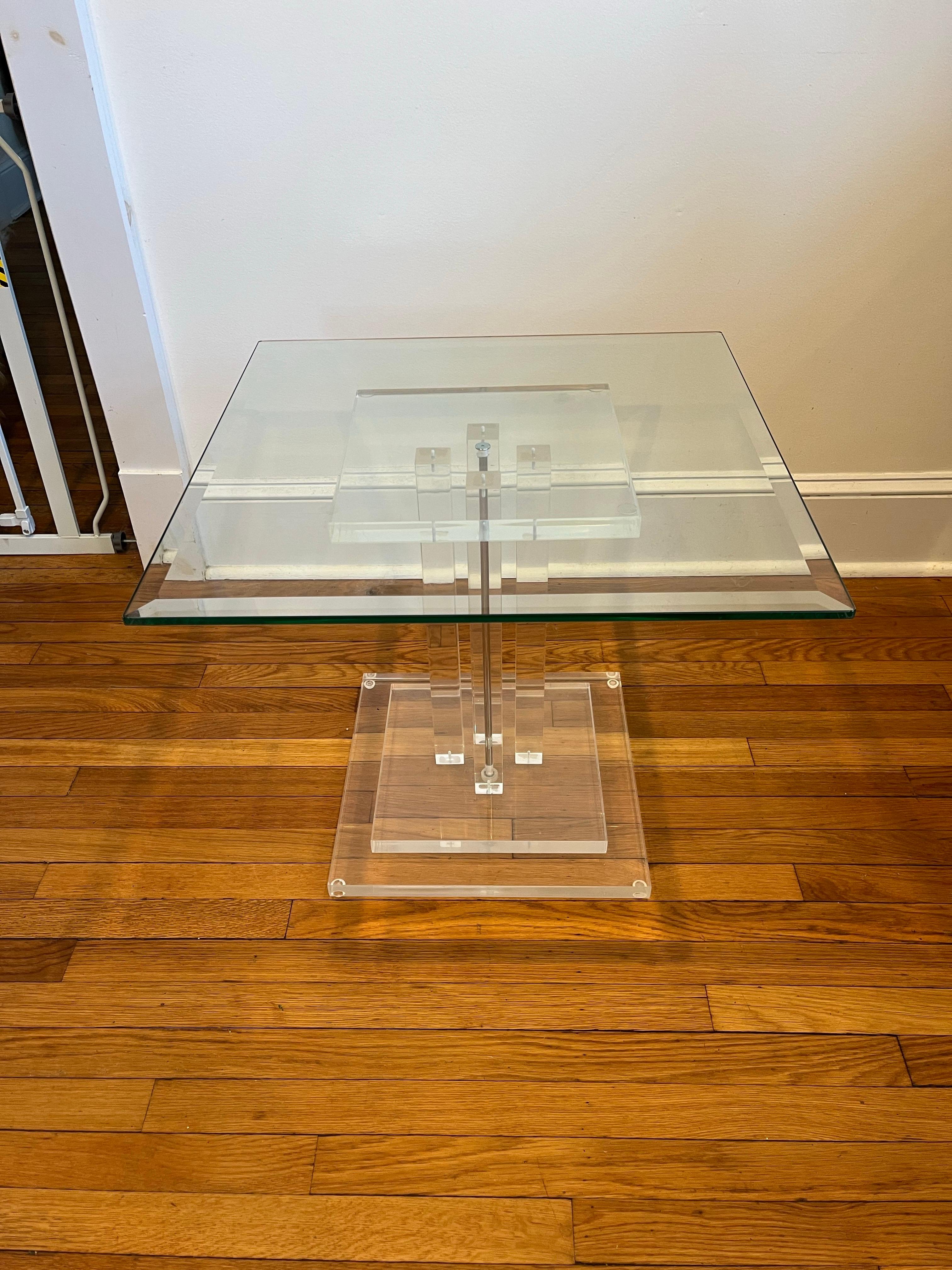 Vintage-Beistelltisch mit Wolkenkratzer aus Lucite und Glas (Moderne der Mitte des Jahrhunderts) im Angebot