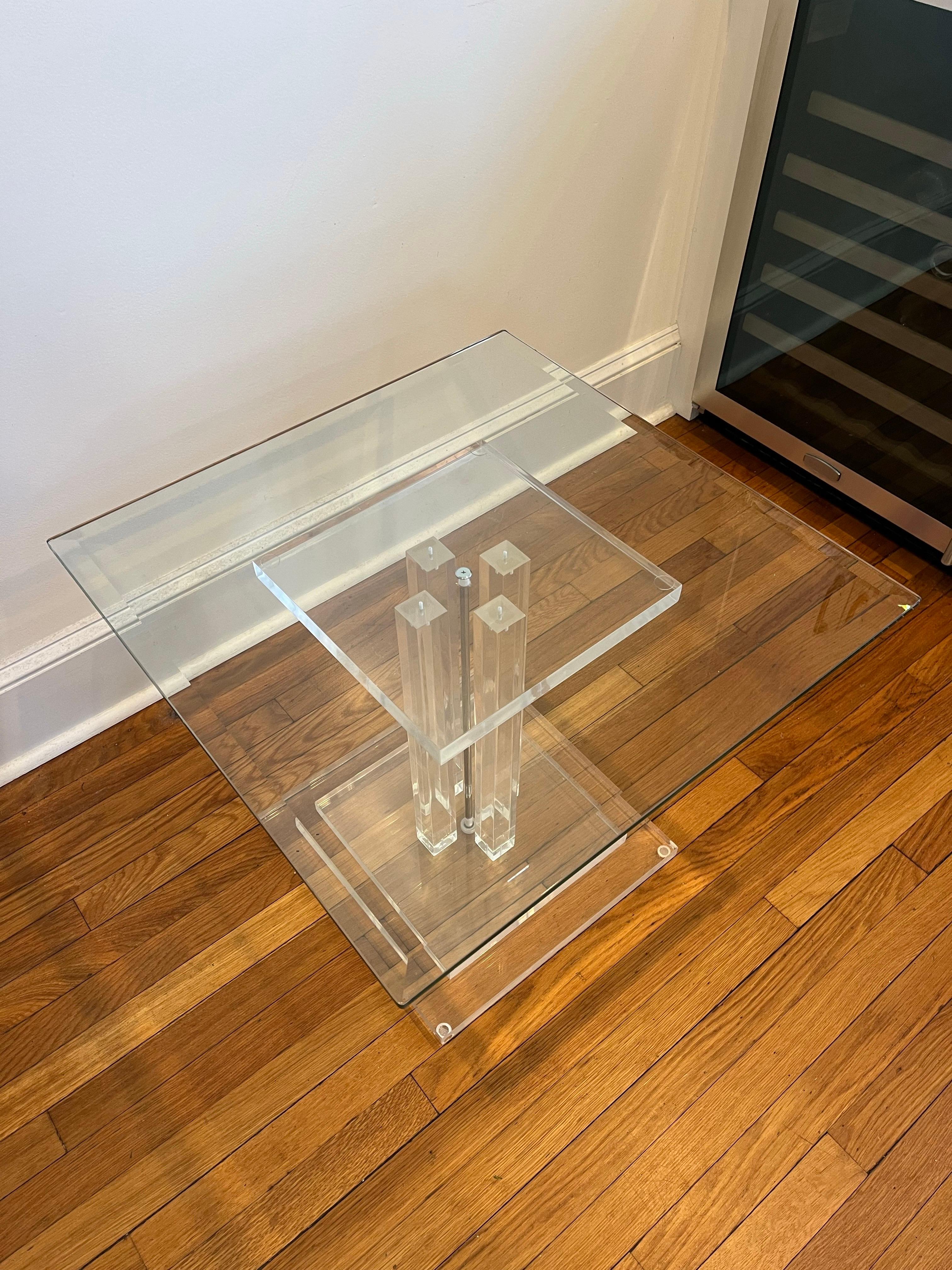 Vintage-Beistelltisch mit Wolkenkratzer aus Lucite und Glas im Zustand „Gut“ im Angebot in W Allenhurst, NJ