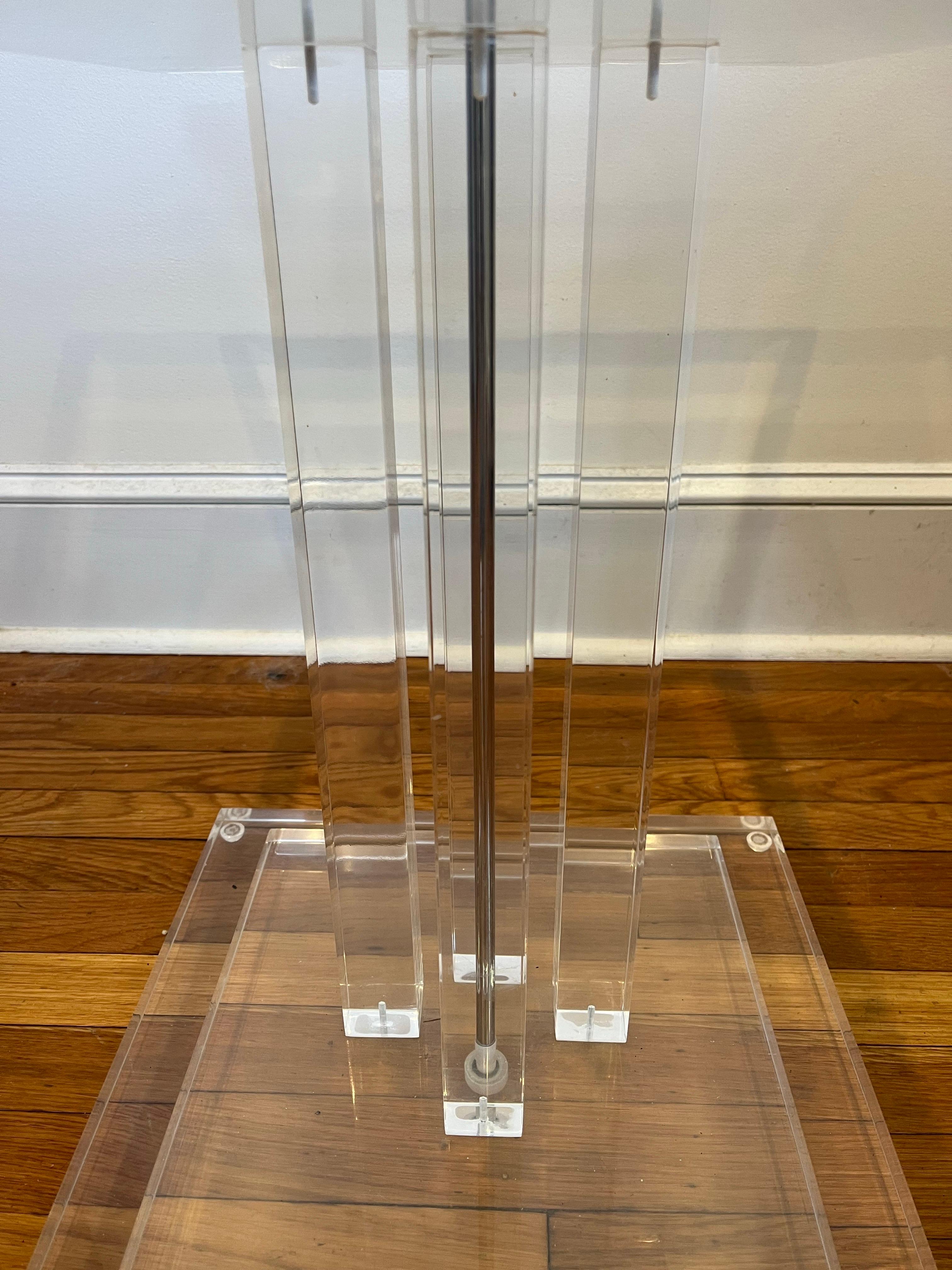 Vintage-Beistelltisch mit Wolkenkratzer aus Lucite und Glas (20. Jahrhundert) im Angebot